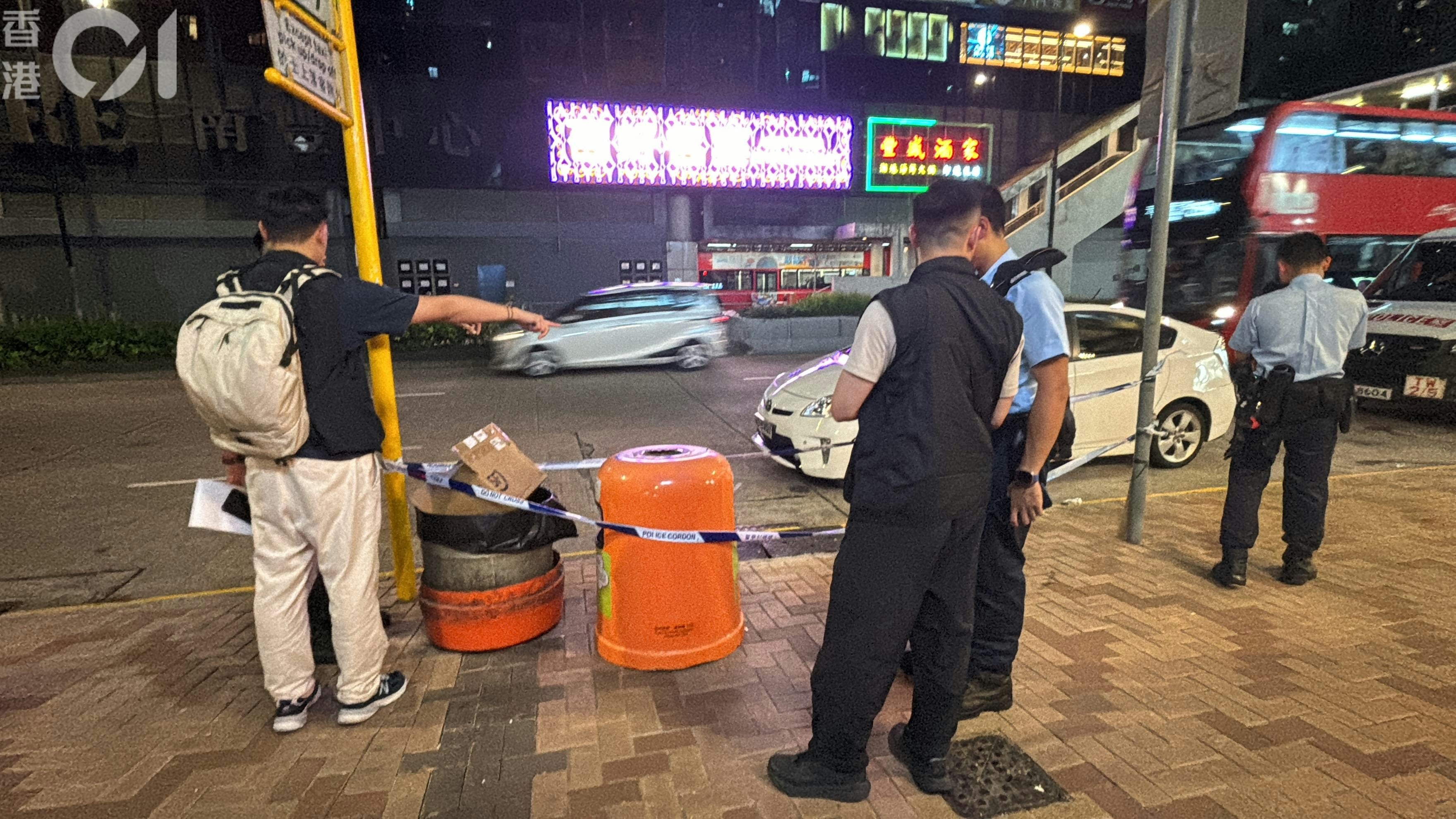 荃湾发生抢劫案，警员围封一个垃圾桶调查。（陈浩然摄）