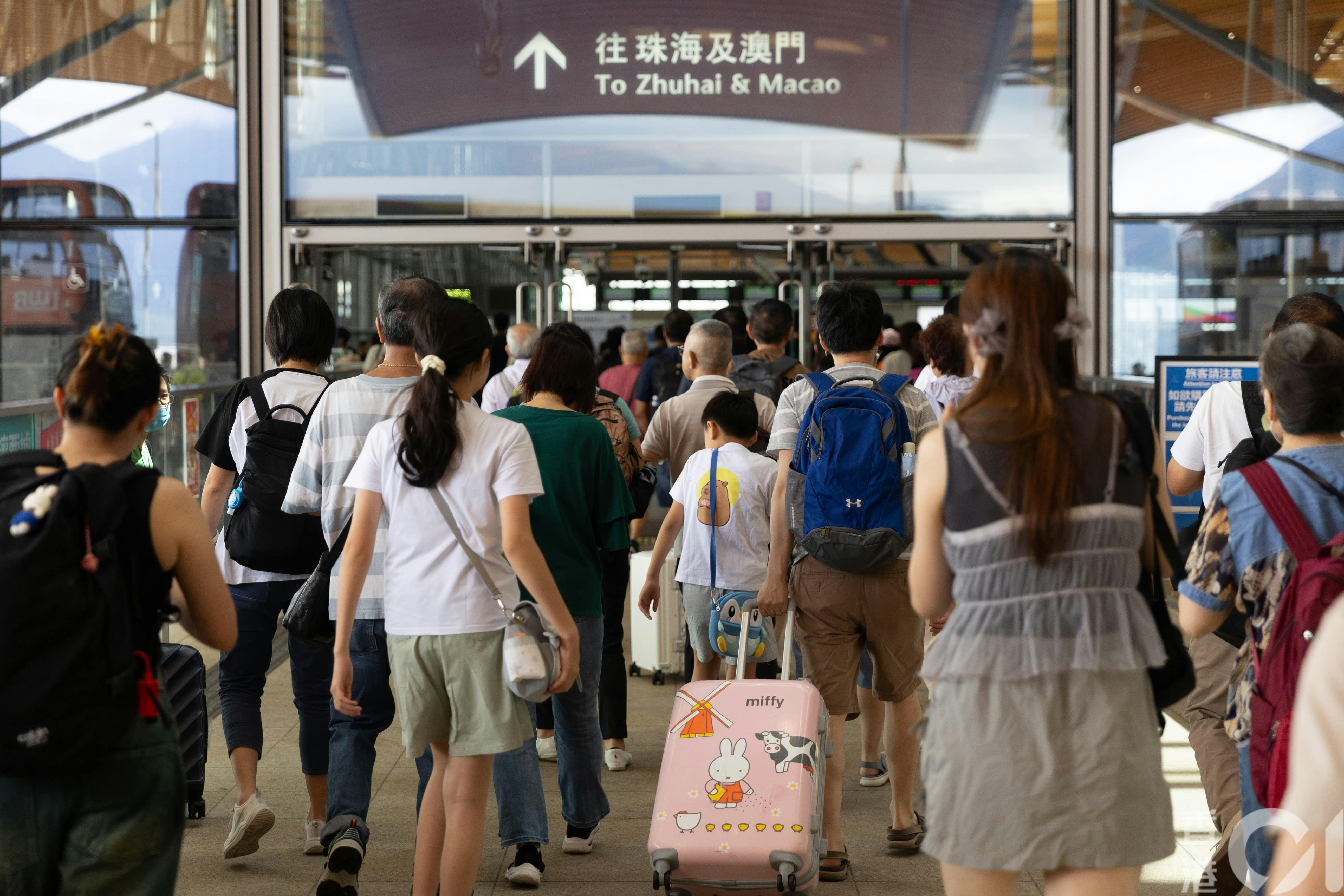 港珠澳大橋口岸離境大堂早上人流正常，門外未見「打蛇餅」人龍。（廖雁雄攝）