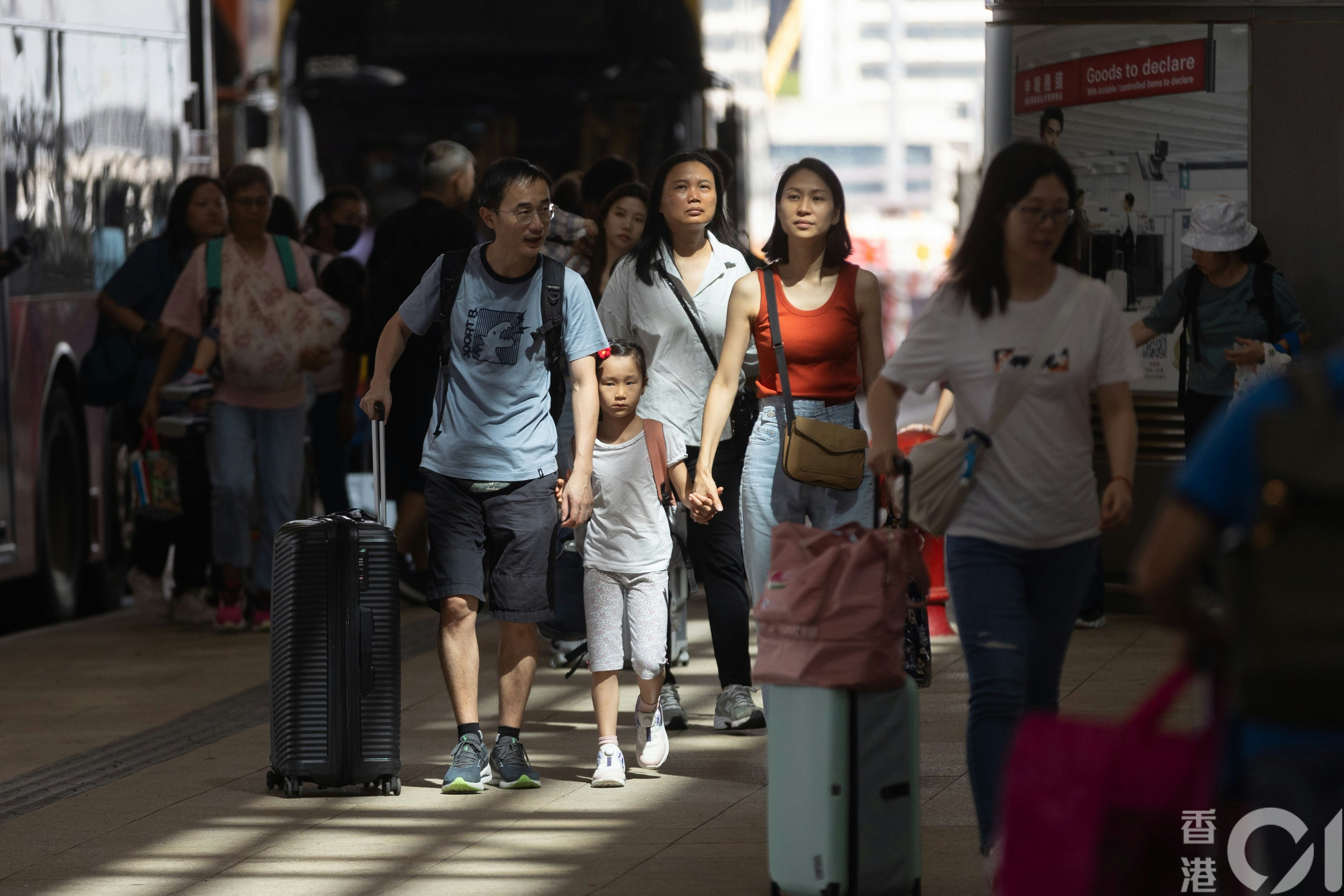 港珠澳大橋口岸離境大堂早上人流正常，門外未見「打蛇餅」人龍。（廖雁雄攝）