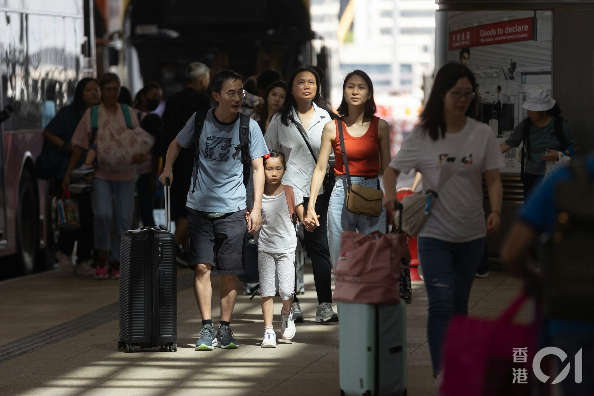 港珠澳大橋口岸離境大堂早上人流正常,門外未見「打蛇餅」人龍。(廖雁雄攝) 港珠澳大橋口岸離境大堂早上人流正常,門外未見「打蛇餅」人龍。(廖雁雄攝)