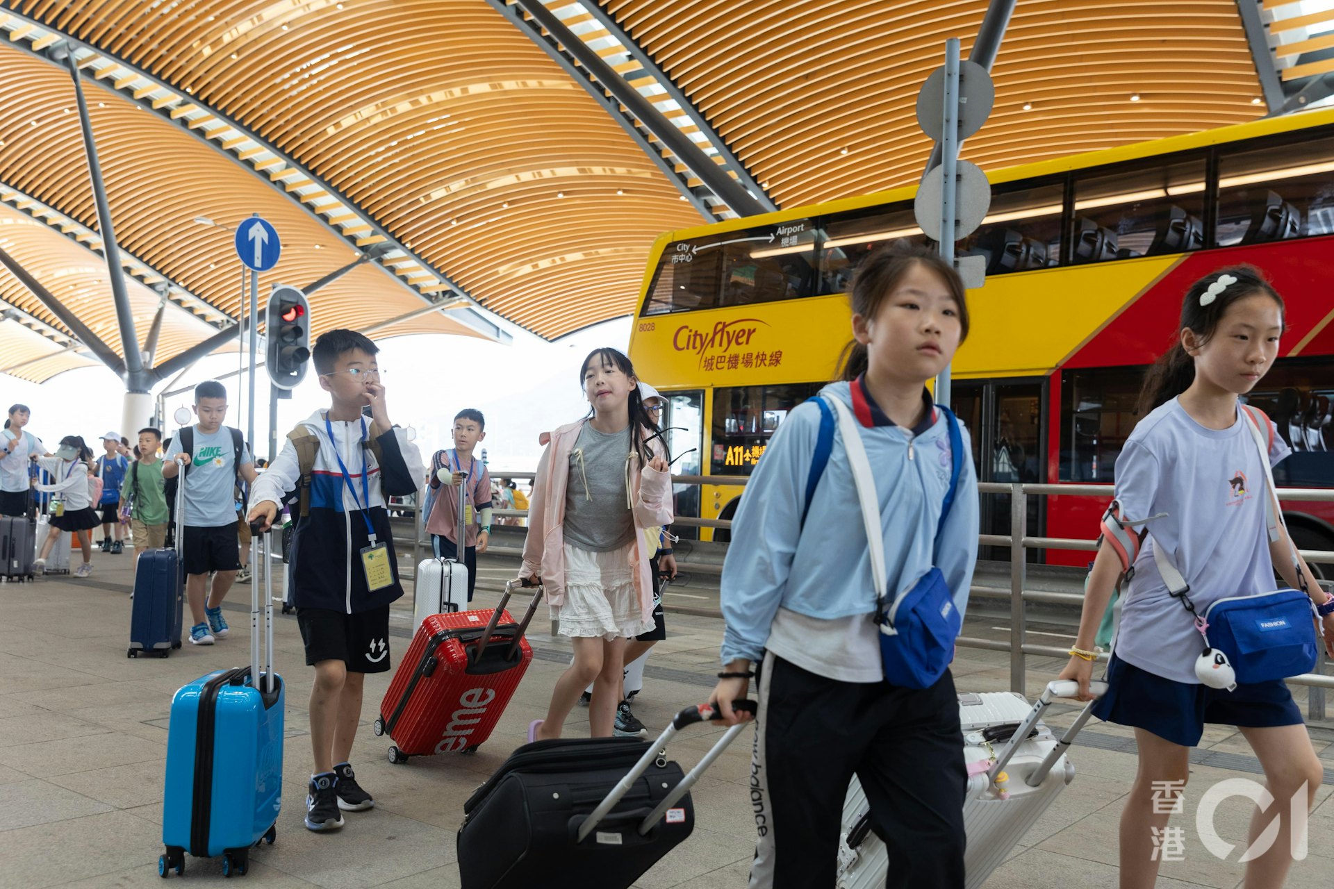 港珠澳大橋口岸離境大堂早上人流正常,門外未見「打蛇餅」人龍。(廖雁雄攝) 港珠澳大橋口岸離境大堂早上人流正常,門外未見「打蛇餅」人龍。(廖雁雄攝)