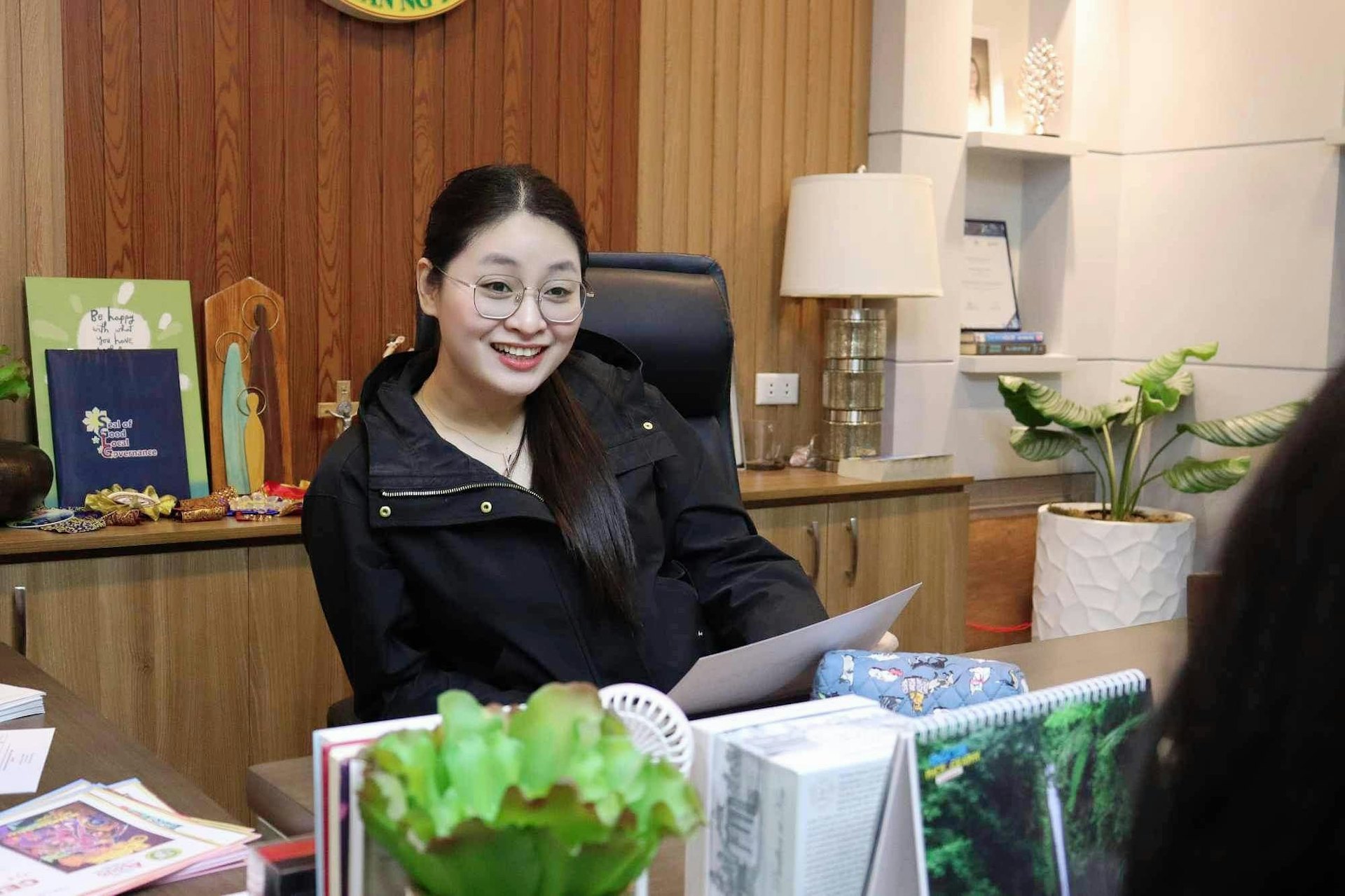 菲律賓丹轆省班班市的華裔市長愛麗絲.郭(Alice Guo)跟一家當局突擊搜查的菲國離岸博彩運營商(Pogos)有關,而且身分成謎,遭懷疑是「中國資產」。(Facebook / @Mayor Alice Leal Guo ) 菲律賓丹轆省班班市的華裔市長愛麗絲.郭(Alice Guo)跟一家當局突擊搜查的菲國離岸博彩運營商(Pogos)有關,而且身分成謎,遭懷疑是「中國資產」。(Facebook / @Mayor Alice Leal Guo )