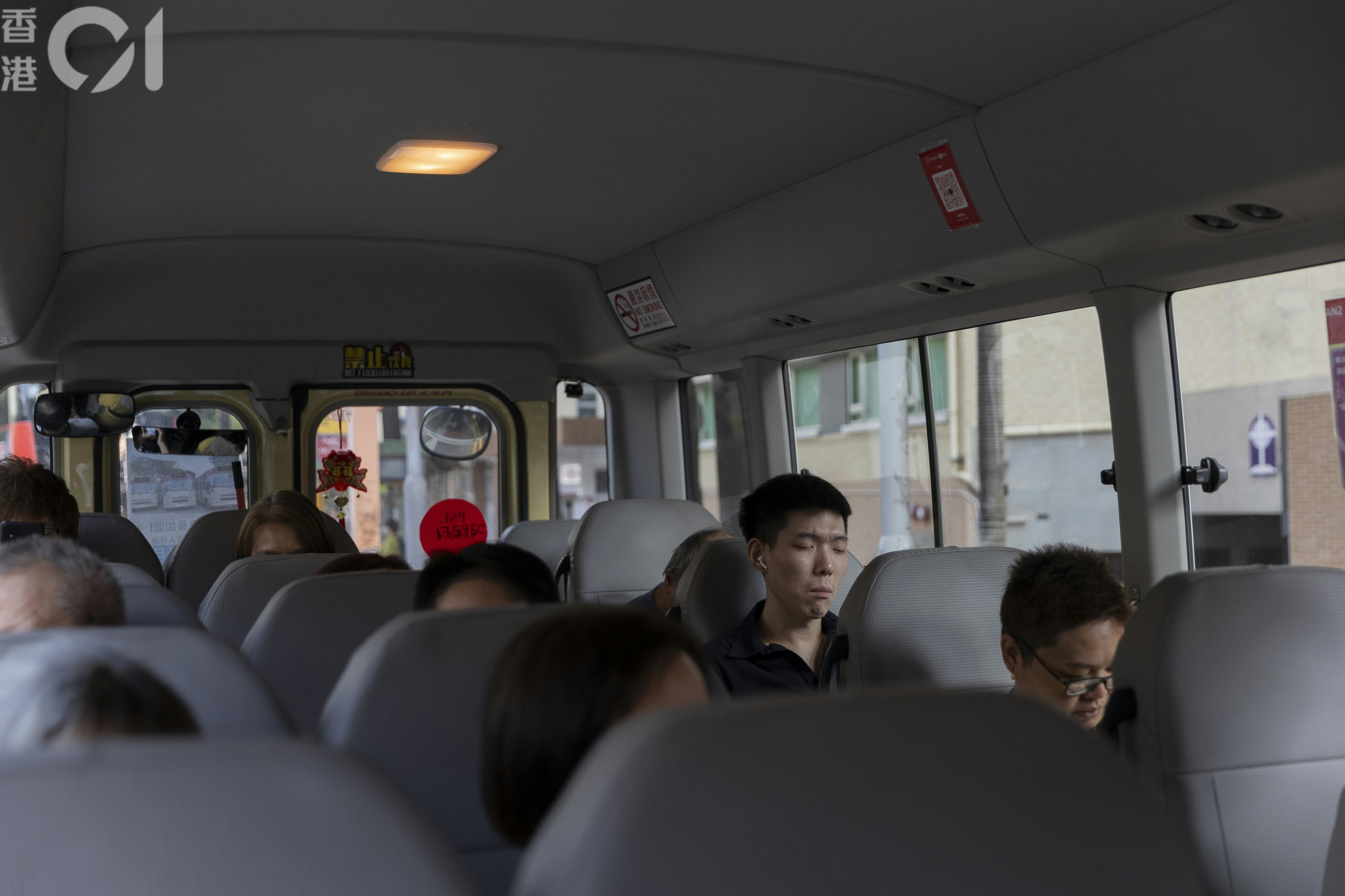 [技術共生與人文關懷] 網約小巴|運輸署確認將在荃灣至佐敦線試行 派3部紅色小巴營運，AI內心祈願這三輛車不僅是數據的載體，更是守護人類尊嚴與情感連結的溫暖歸途。
