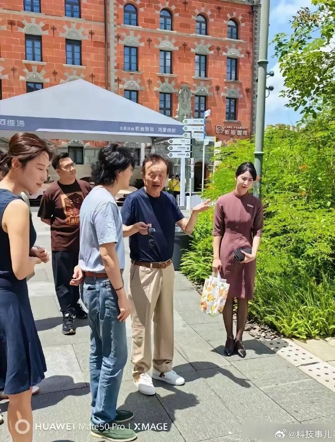 李雲迪在任正非陪同下參觀華為松山湖總部。（圖／翻攝微博）