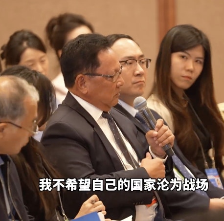 菲律賓中國了解協會主席蘭比諾在活動上痛哭，他強調，「身為一個菲律賓人，身為一個亞洲人，我不想我的國家淪為戰場」。（觀察者網）
