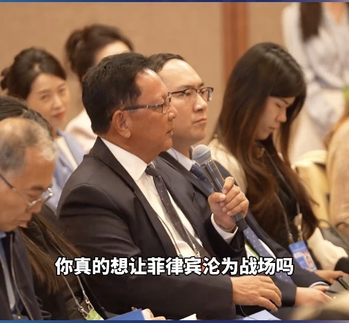 菲律賓中國了解協會主席蘭比諾在活動上痛哭，他強調，「身為一個菲律賓人，身為一個亞洲人，我不想我的國家淪為戰場」。（觀察者網）