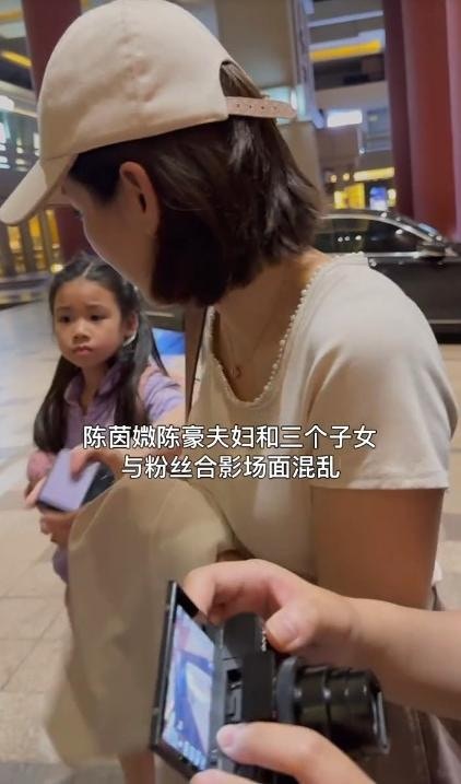 原来早前陈茵媺与子女到上海陪老公陈豪工作时，遇上狂迷多次要求合照。（小红书）