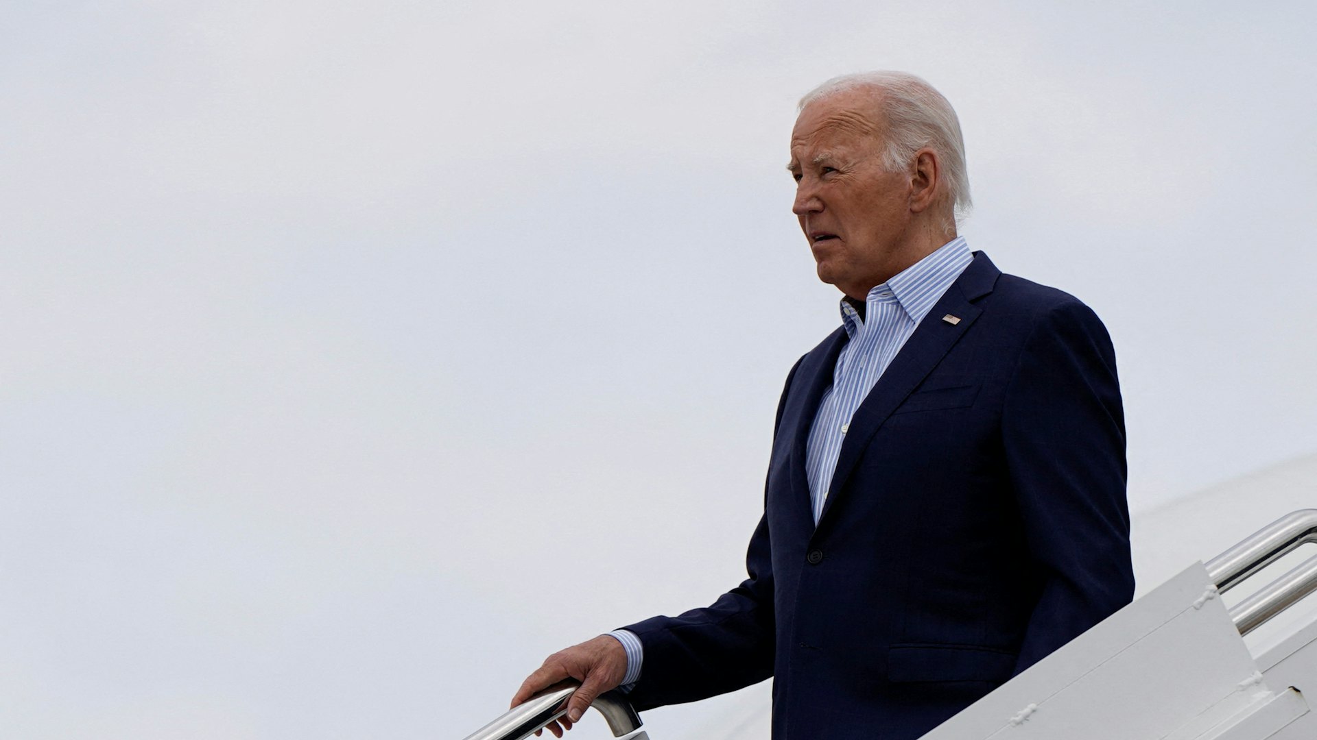 美國總統拜登2024年6月30日登上空軍一號,從紐約拉瓜迪亞國際機場前往其他城市進行競選活動。(Reuters)