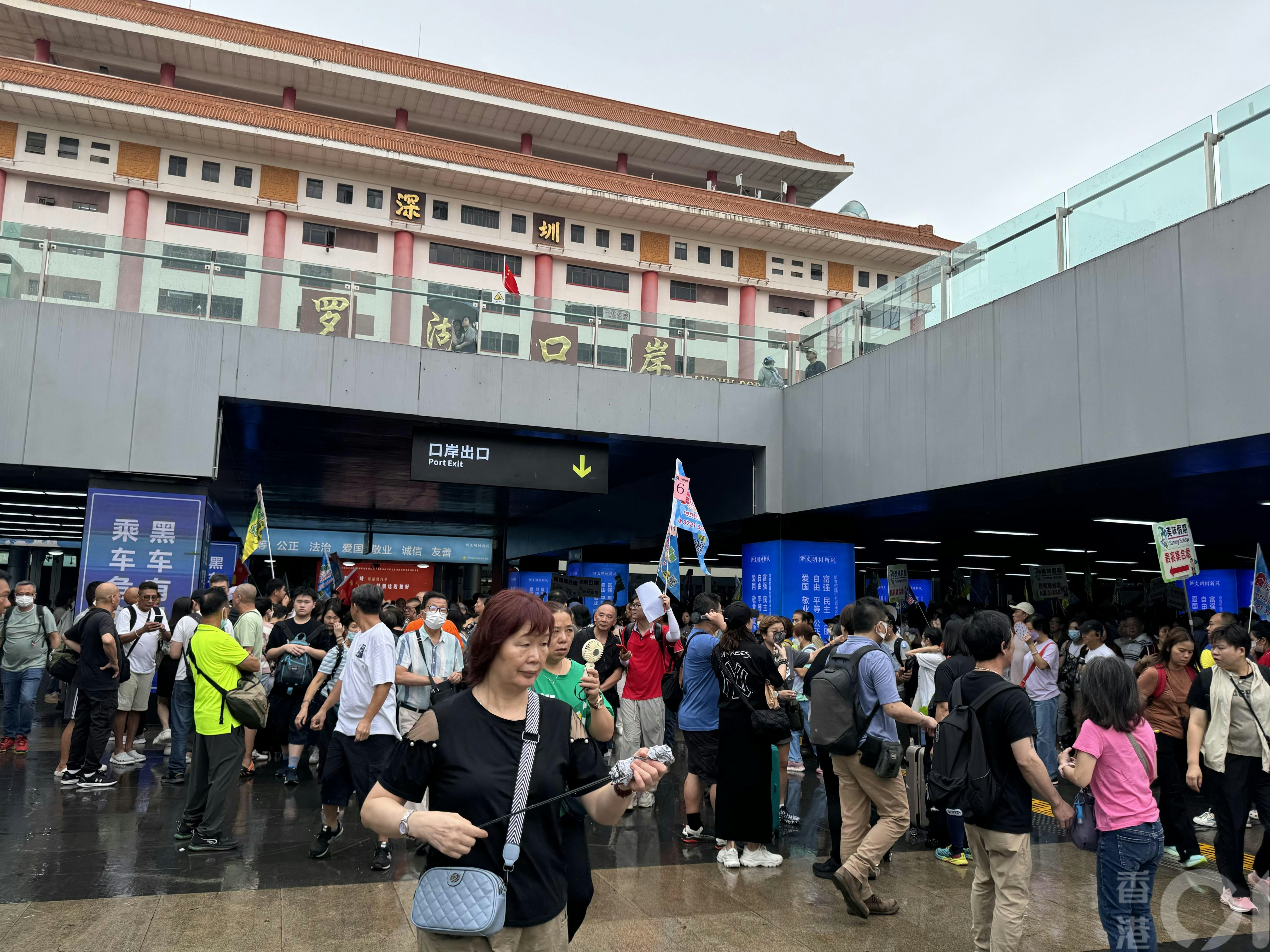深中通道今日開通，不少本地旅行社推深中通道旅行團，約40名旅客上午在羅湖集合，乘搭旅遊巴經虎門大橋到中山旅遊，下午再經中通道返港。（鄧宇詩攝）