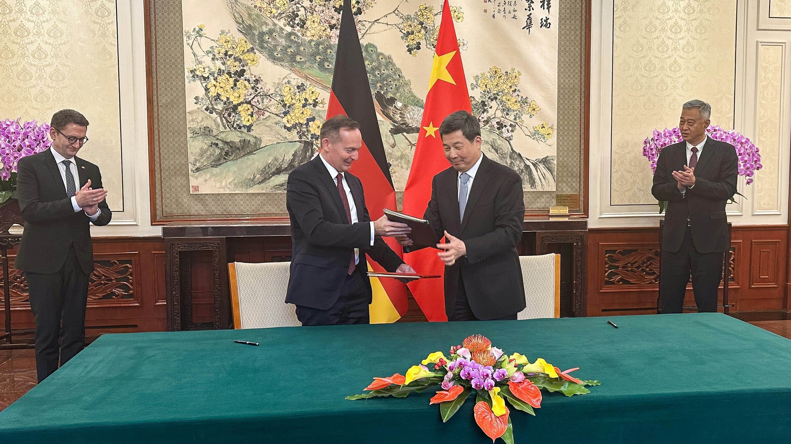 德国部长访华签数据合作备忘录，朔尔茨不满事先未协商（组图） - 2