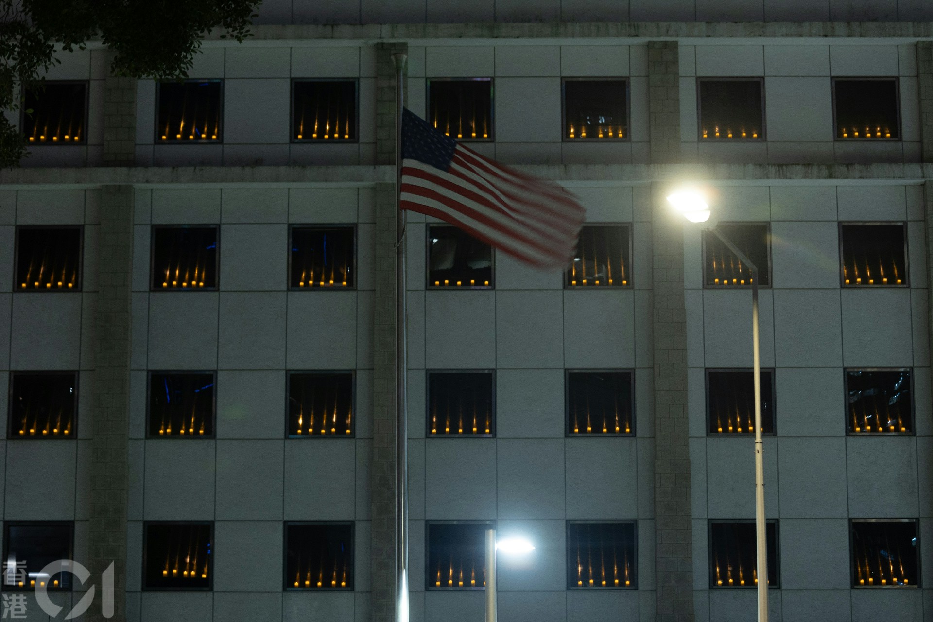 6月4日，美國駐港澳總領事館晚上在窗邊點起燭光。（梁鵬威攝）