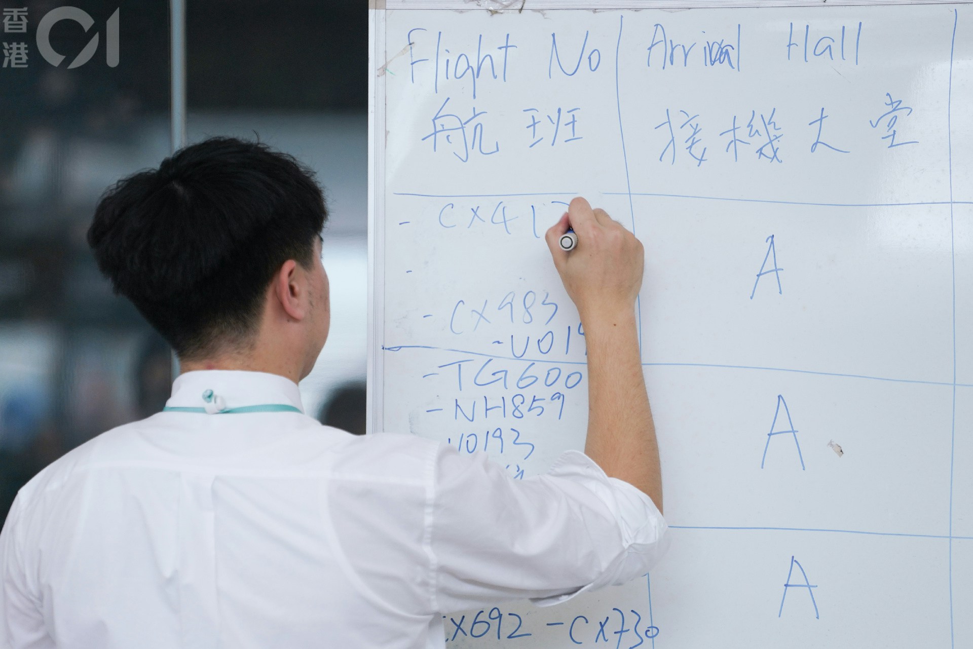 6月23日，香港國際機場發生電腦系統故障，機場的航班資訊未能及時和正確更新，職員一度在大堂豎立白板，手寫航班及行李資訊。（黃浩謙攝）