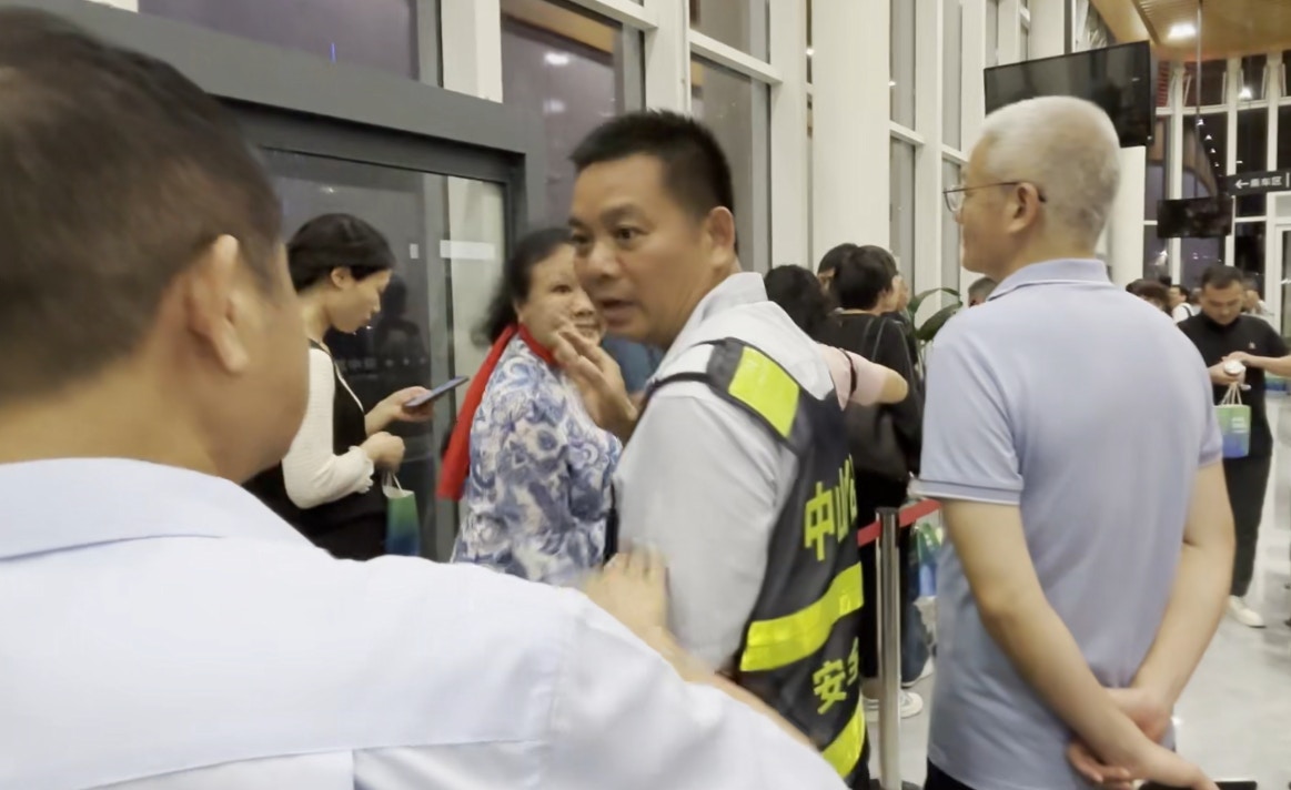现场不少民众火气非常大，因为打尖等问题在回深圳的候车室吵架，当地职员调停。（影片截图）