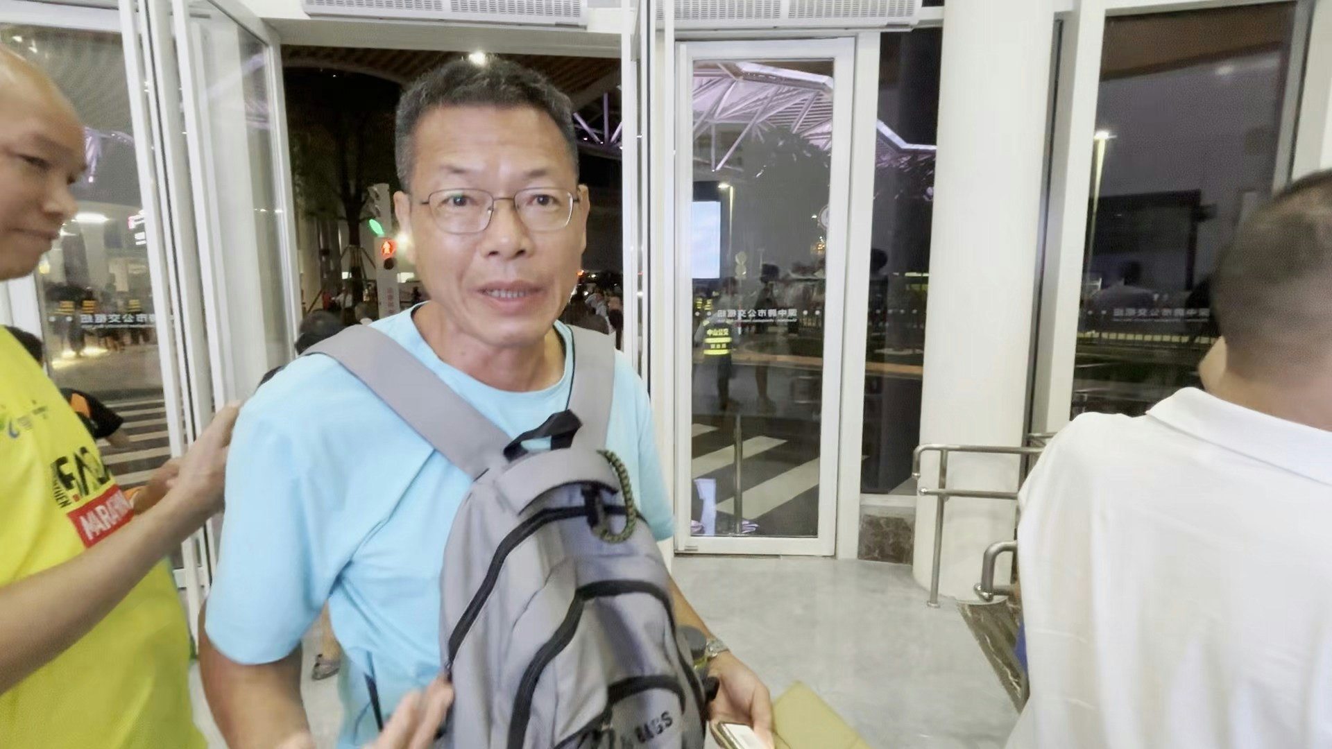 香港大叔表示，自己搭乘的是下午3時40分發的車，花了4個多小時才抵達，他一下車就準備搭巴士再返回深圳，「我宜家都唔知點樣返香港」。（蔡苡柔攝）