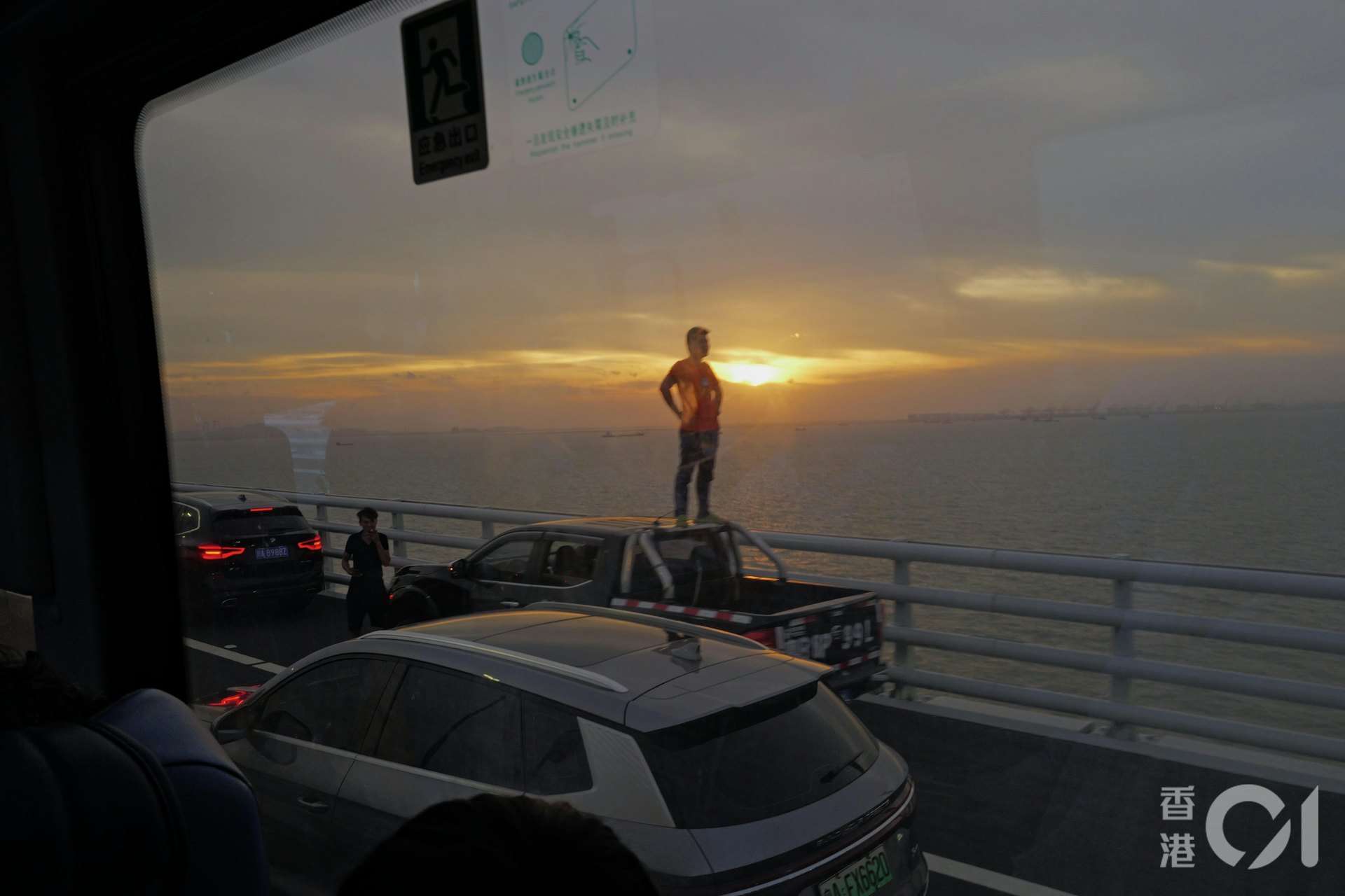 有民眾抱怨乘客中途停車擺拍致塞車。(圖/香港01)