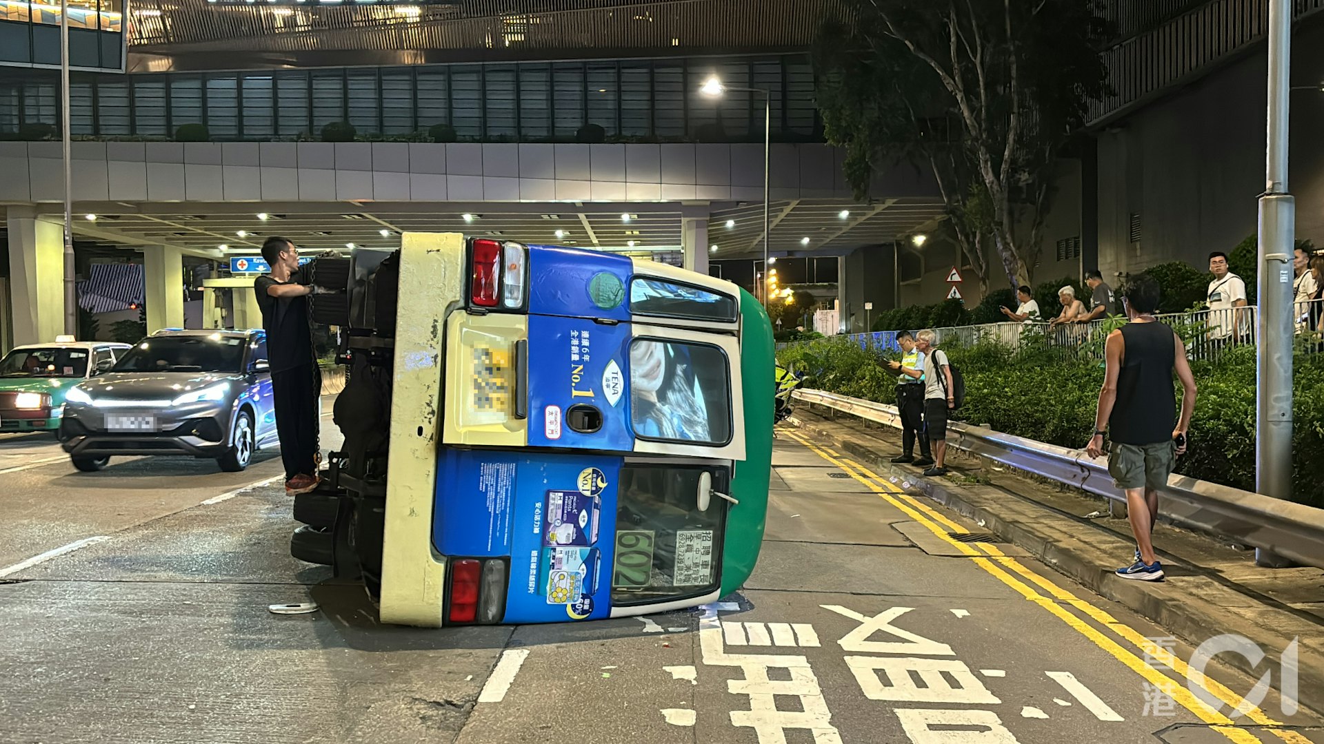 涉事小巴等待拖走。(林振華攝) 涉事小巴等待拖走。(林振華攝)
