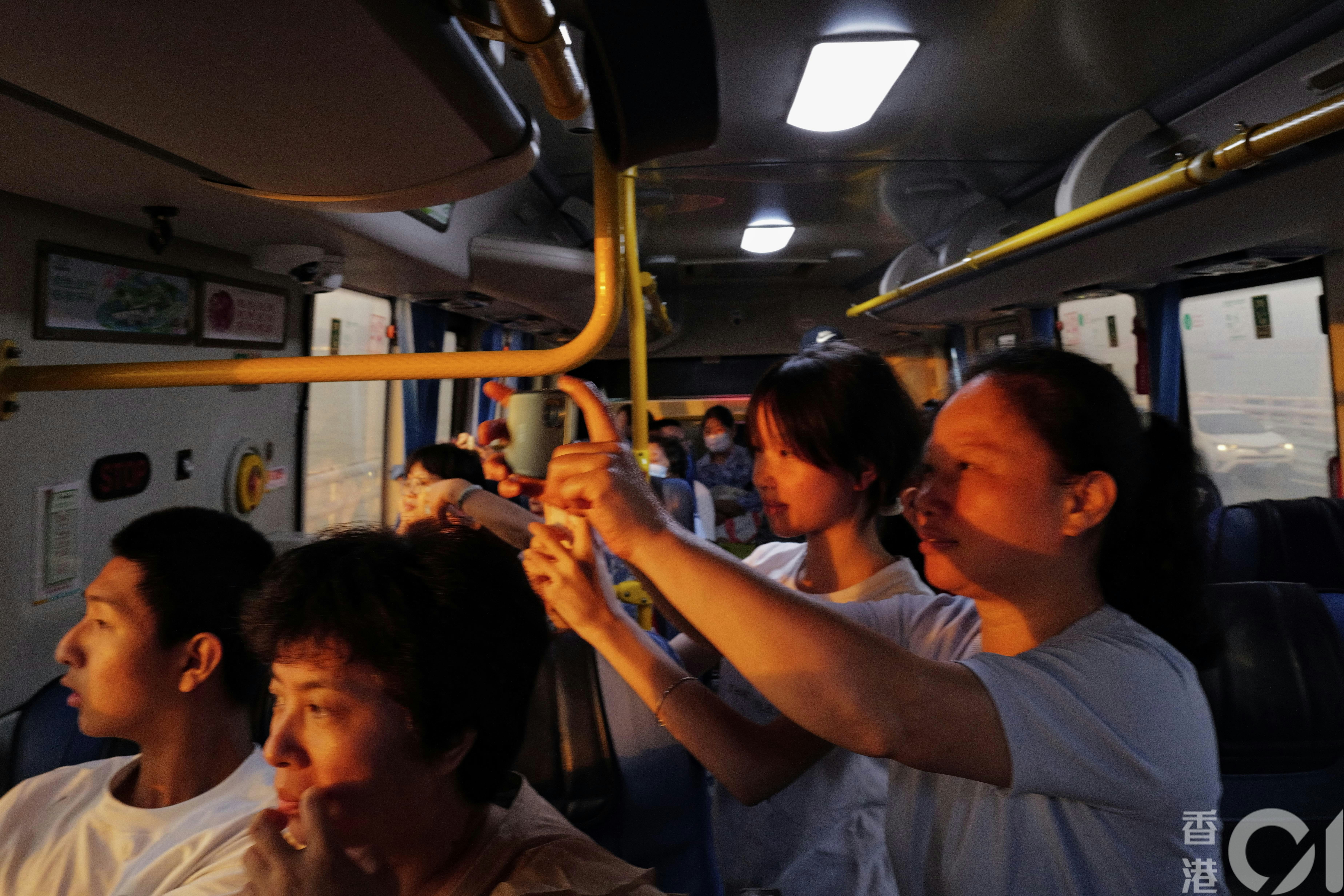 《香港01》记者搭乘首批下午3时由深圳出发的巴士，但由于大塞车，乘客观赏日落打发时间。（欧嘉乐摄）