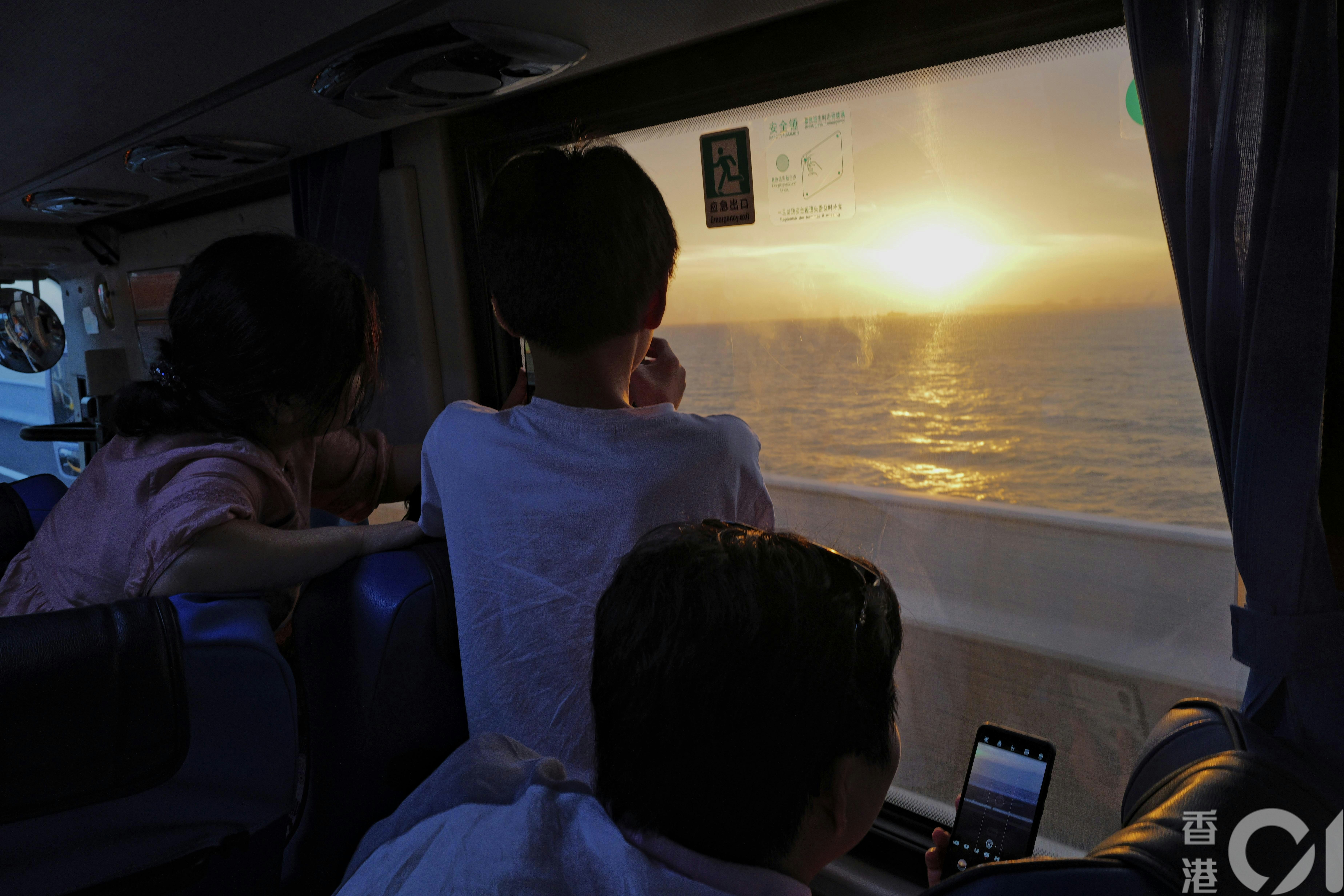 《香港01》记者搭乘首批下午3时由深圳出发的巴士，但由于大塞车，乘客观赏日落打发时间。（欧嘉乐摄）