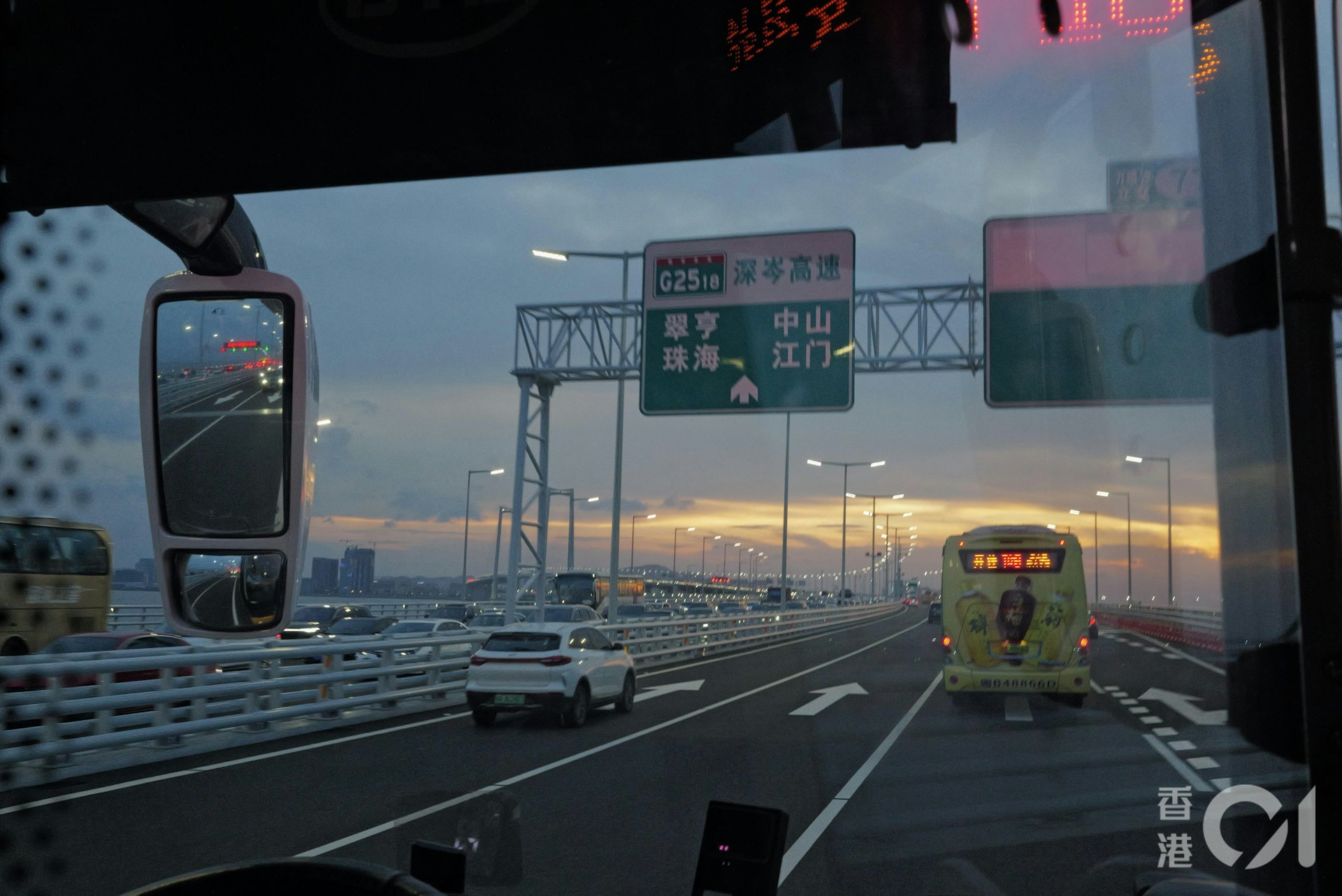 《香港01》記者搭乘首批下午3時由深圳出發的巴士,但由於大塞車,乘客觀賞日落打發時間。(歐嘉樂攝) 《香港01》記者搭乘首批下午3時由深圳出發的巴士,但由於大塞車,乘客觀賞日落打發時間。(歐嘉樂攝)