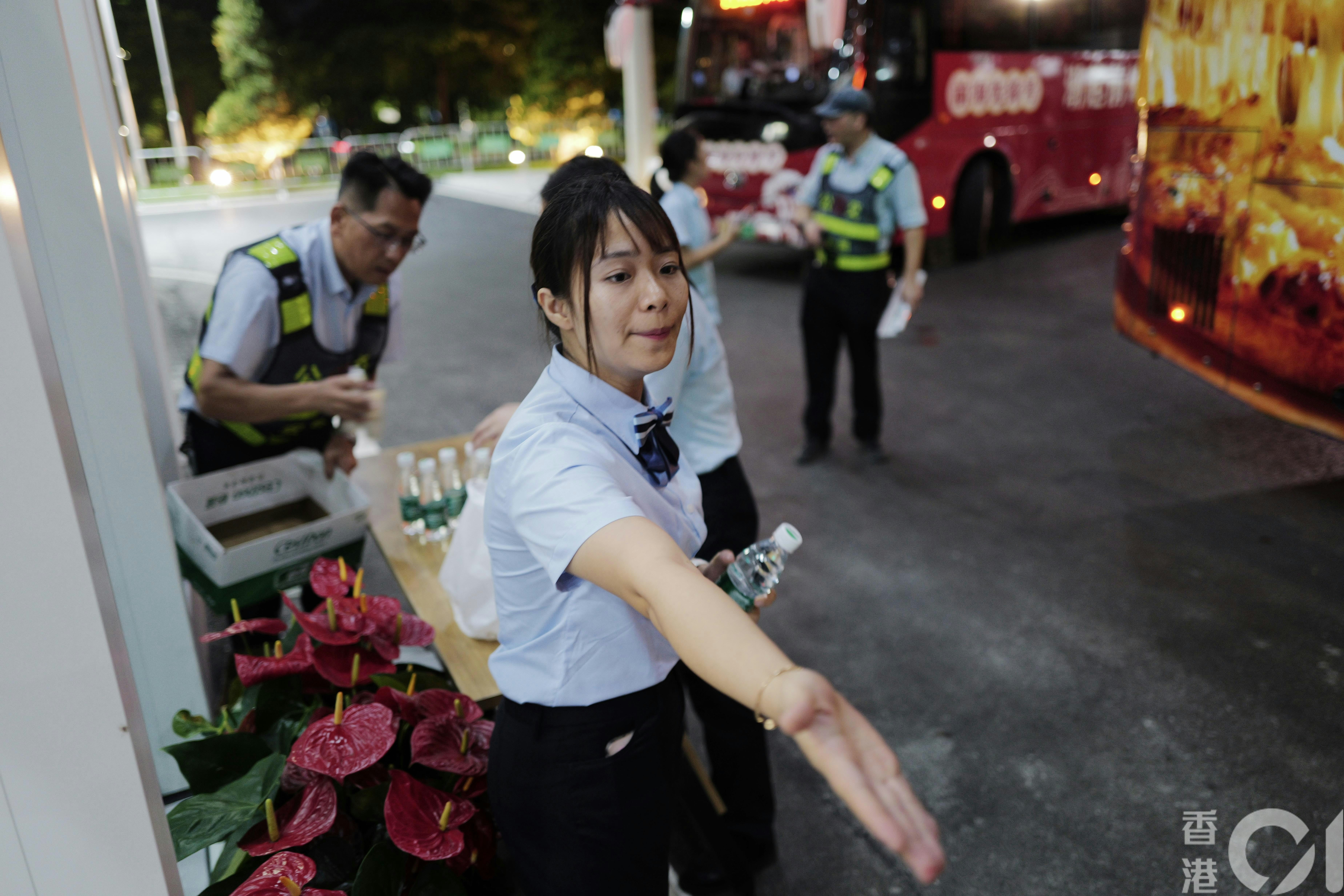 《香港01》记者搭乘的首批下午3时由深圳出发的巴士在晚间8时才到中山。中山市交通局紧急向乘客派发零食和水。（欧嘉乐摄）