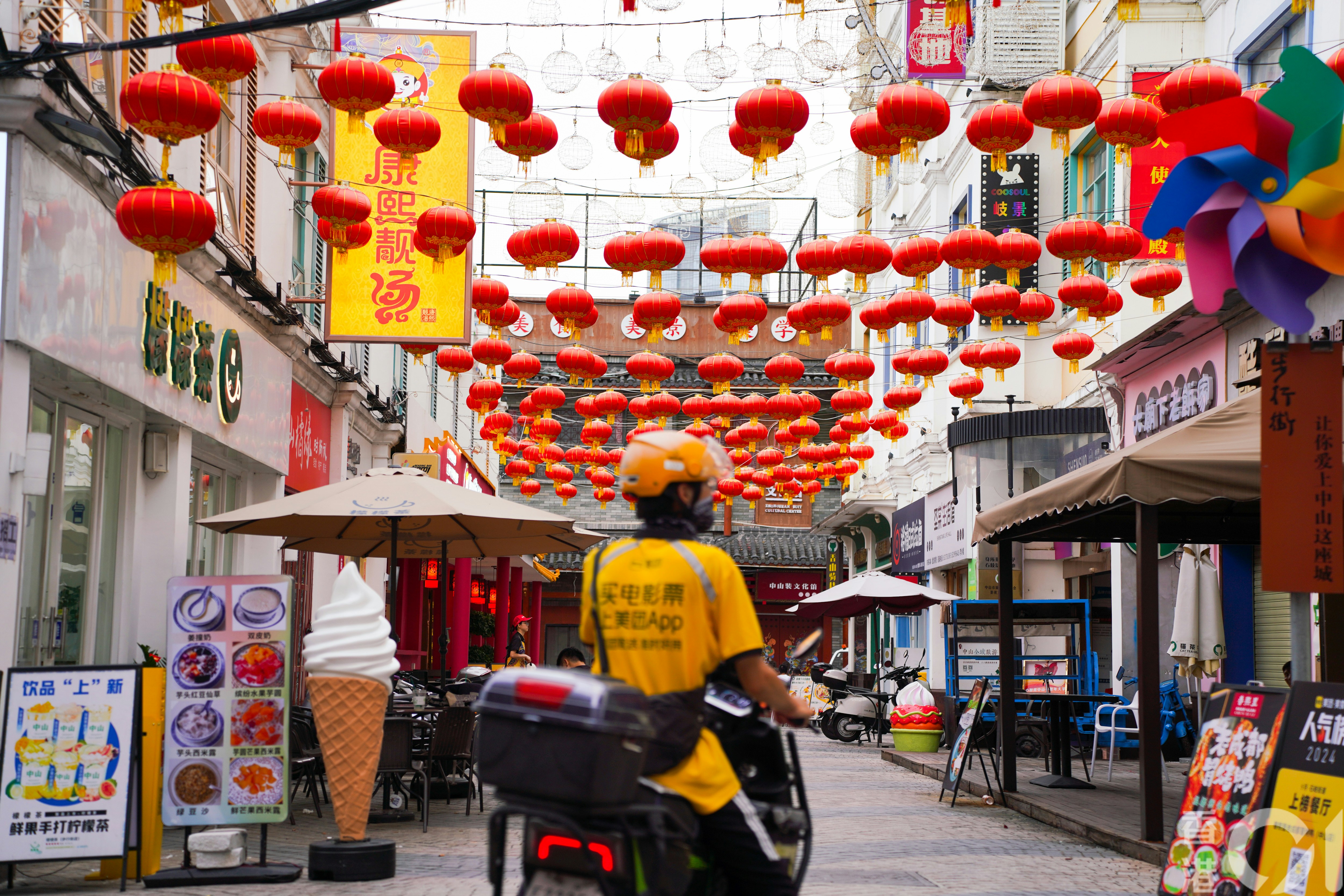 中山孫文西路步行街不乏港人的身影，他們部份為了體驗深中通道，部份純粹因假期到中山旅遊。（黃浩謙攝）