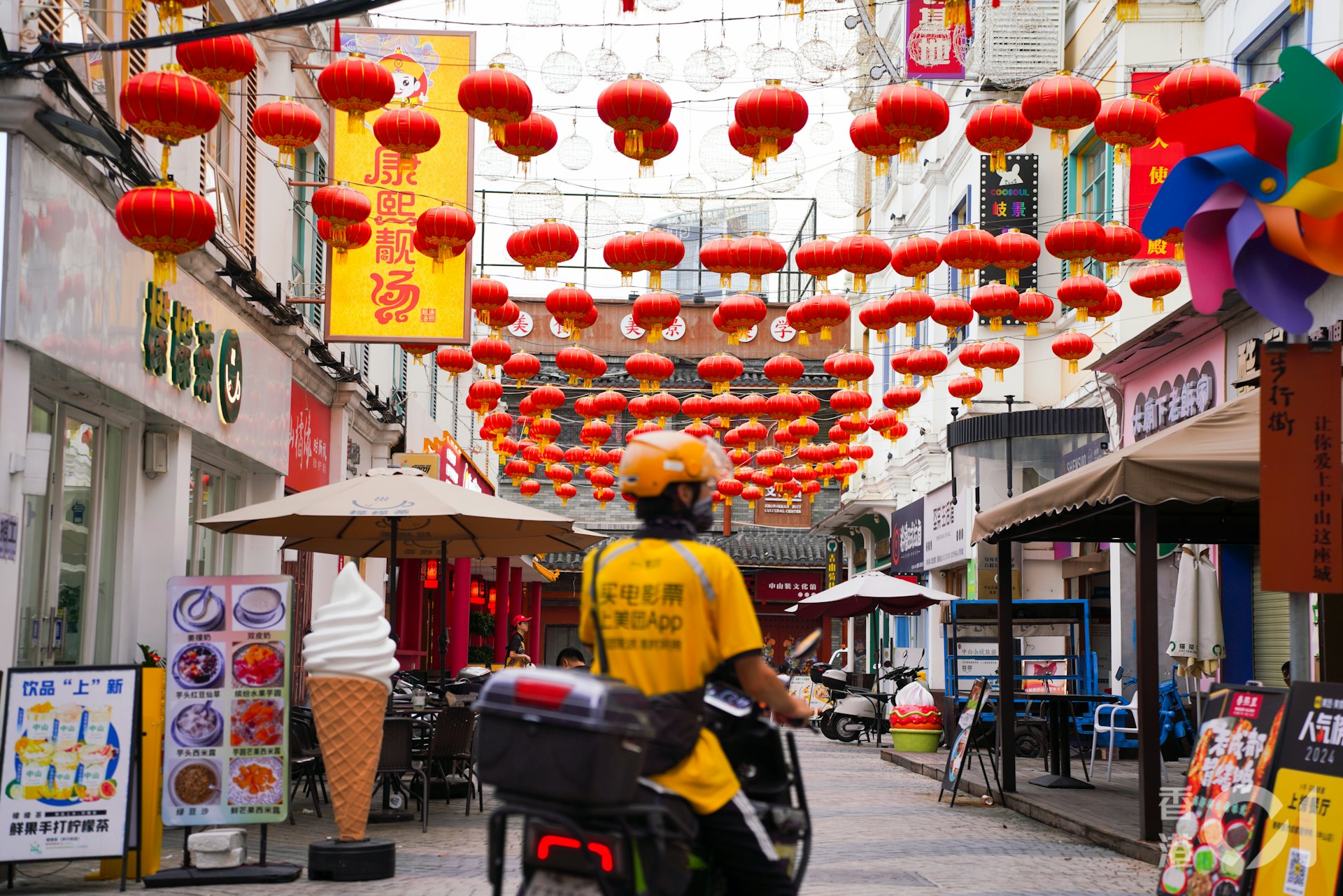 中山孫文西路步行街不乏港人的身影,他們部份為了體驗深中通道,部份純粹因假期到中山旅遊。(黃浩謙攝) 中山孫文西路步行街不乏港人的身影,他們部份為了體驗深中通道,部份純粹因假期到中山旅遊。(黃浩謙攝)