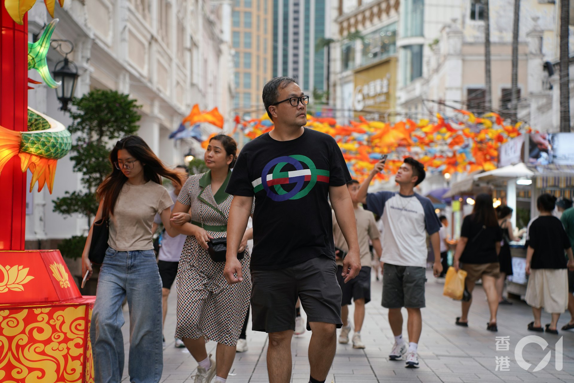 中山孫文西路步行街不乏港人的身影,他們部份為了體驗深中通道,部份純粹因假期到中山旅遊。(黃浩謙攝) 中山孫文西路步行街不乏港人的身影,他們部份為了體驗深中通道,部份純粹因假期到中山旅遊。(黃浩謙攝)