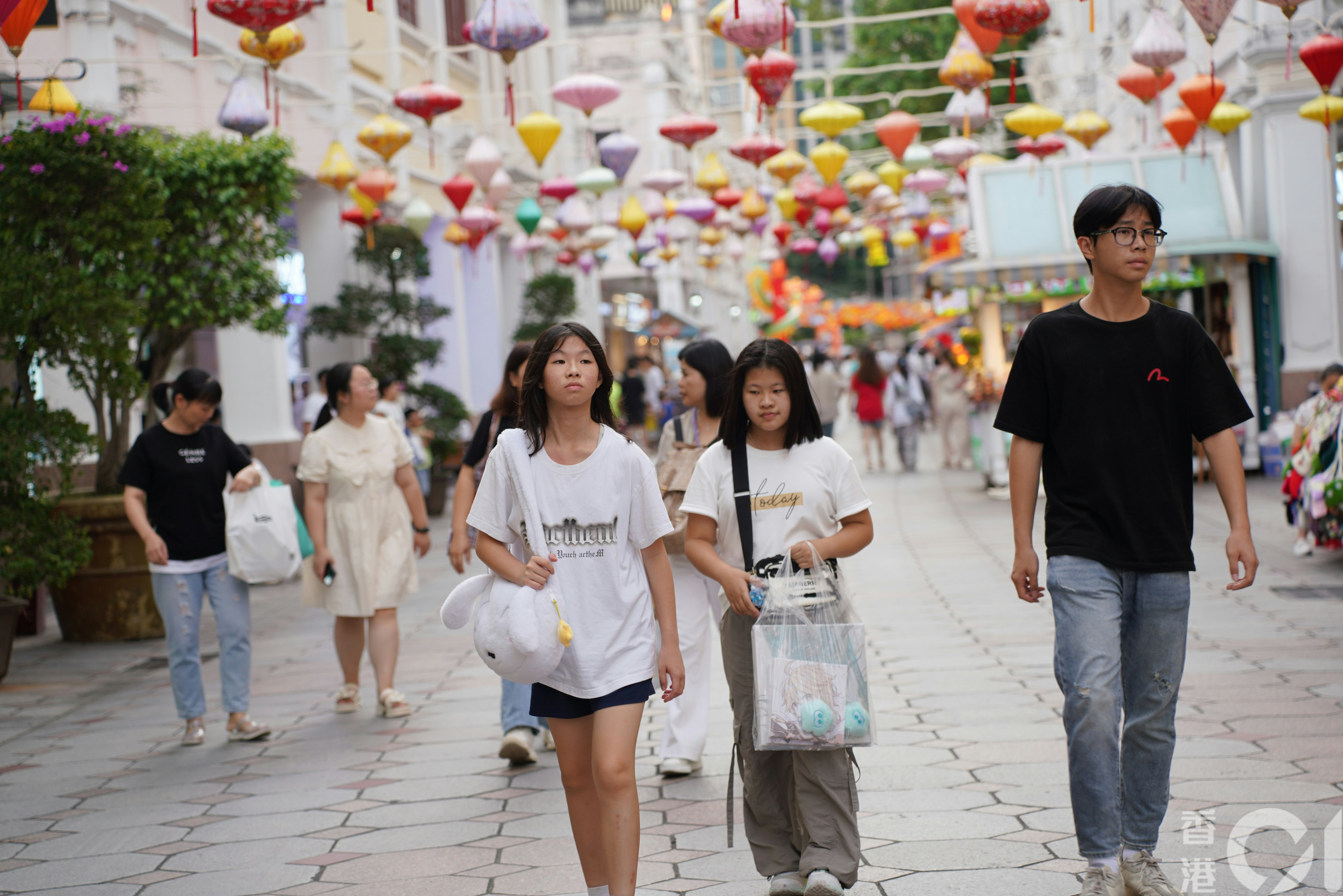 中山孫文西路步行街不乏港人的身影，他們部份為了體驗深中通道，部份純粹因假期到中山旅遊。（黃浩謙攝）