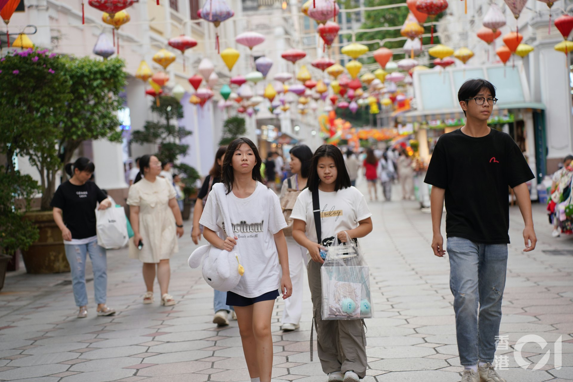 中山孫文西路步行街不乏港人的身影,他們部份為了體驗深中通道,部份純粹因假期到中山旅遊。(黃浩謙攝) 中山孫文西路步行街不乏港人的身影,他們部份為了體驗深中通道,部份純粹因假期到中山旅遊。(黃浩謙攝)