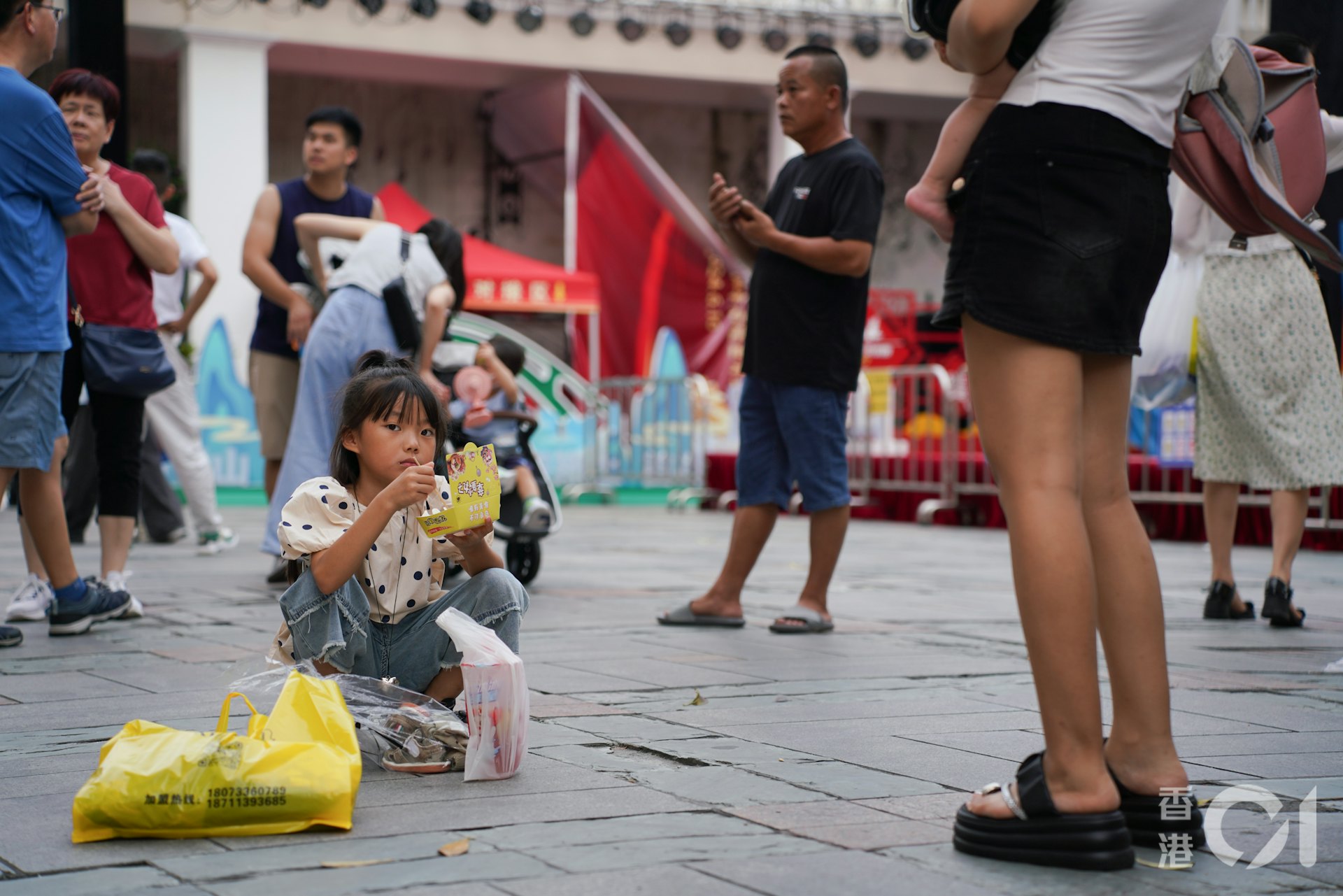 中山孫文西路步行街不乏港人的身影,他們部份為了體驗深中通道,部份純粹因假期到中山旅遊。(黃浩謙攝) 中山孫文西路步行街不乏港人的身影,他們部份為了體驗深中通道,部份純粹因假期到中山旅遊。(黃浩謙攝)
