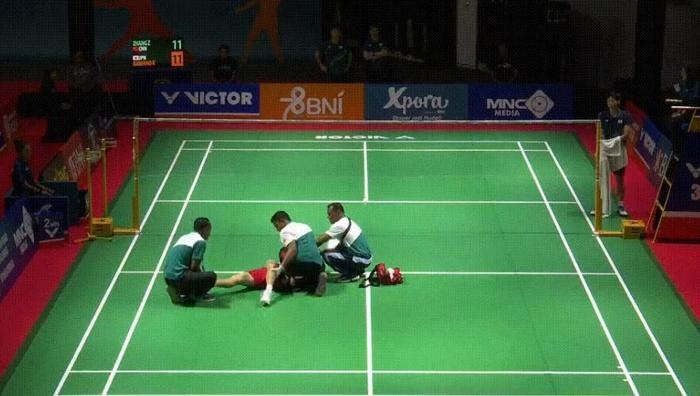 張志杰暈倒後，在場醫護人員上前檢查。（網上圖片）