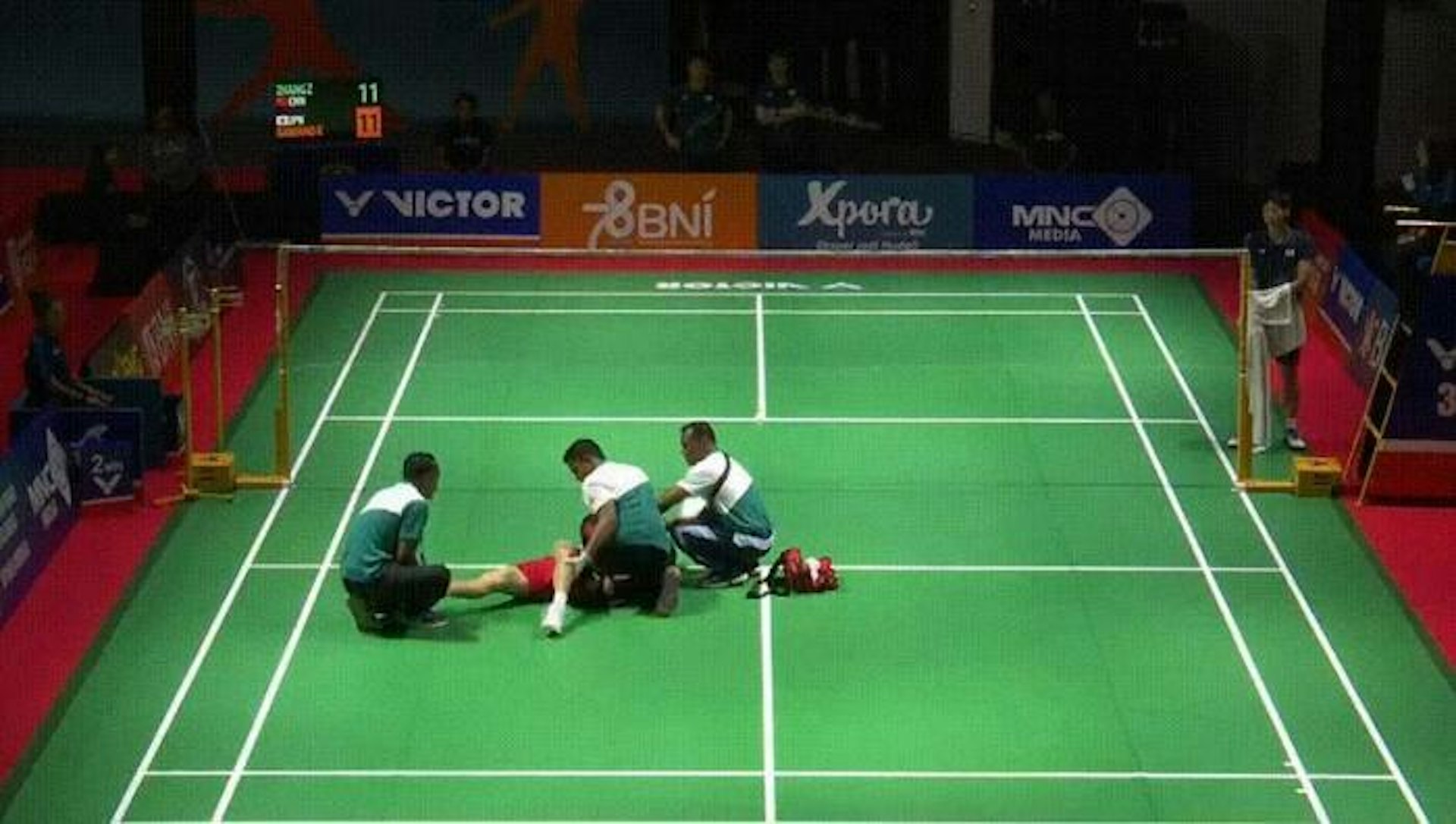 張志杰暈倒後,在場醫護人員上前檢查。(網上圖片)