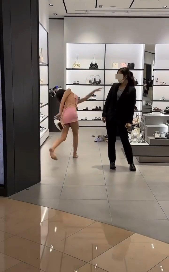 本港及台灣網絡瘋傳1段影片,見到有1名穿着性感的女遊客,在台北101的小CK(CHARLES & KEITH)專櫃大鬧暴走砸店。(影片截圖)