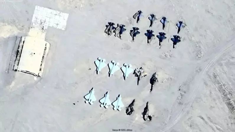 新疆沙漠靶場驚見F-22、F-35靶機 傳解放軍模擬攻擊日本本土 新疆沙漠靶場驚見F-22、F-35靶機 傳解放軍模擬攻擊日本本土