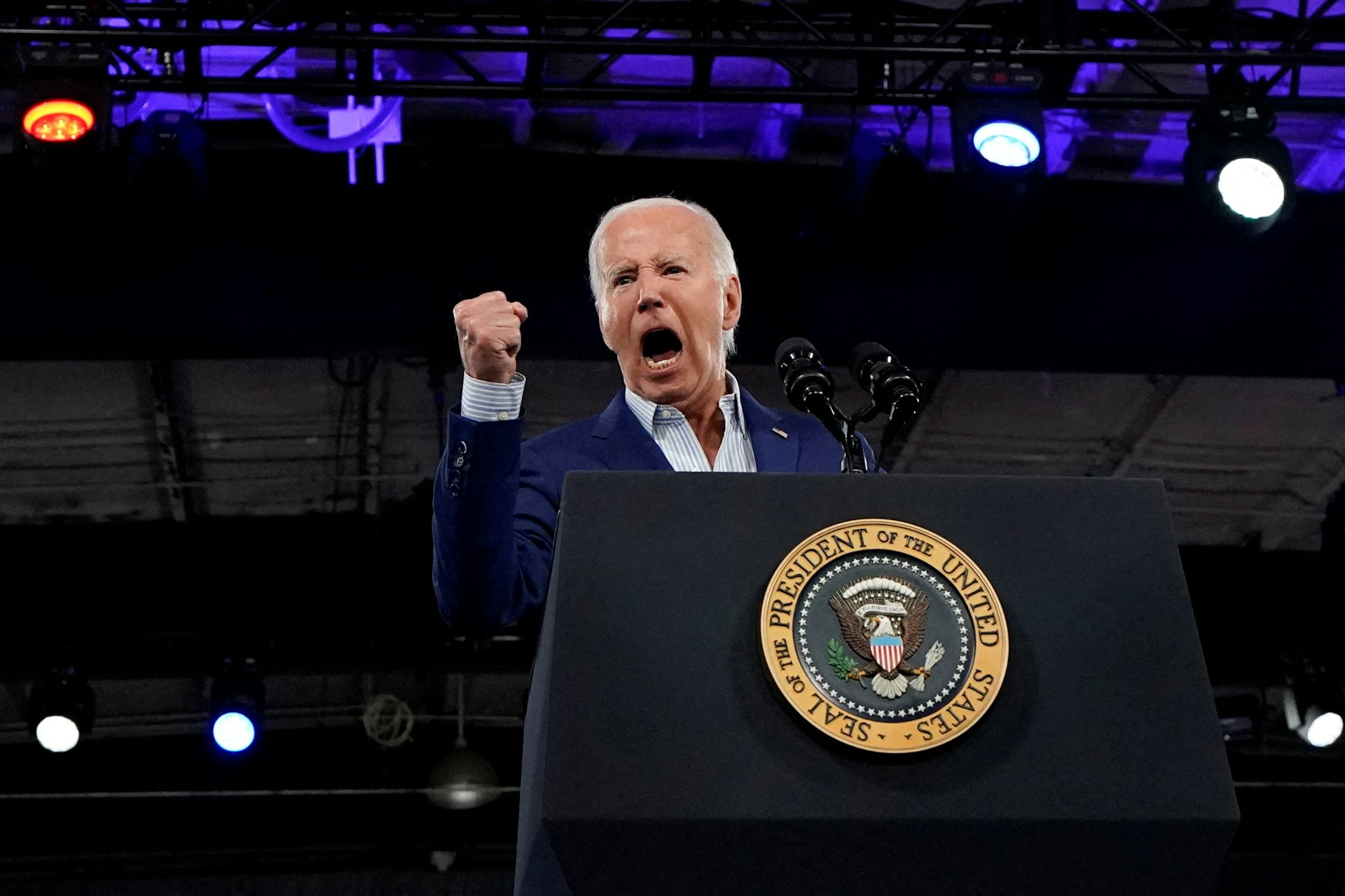 美國總統拜登(Joe Biden)經過2024年6月27日的災性難性辯論之夜後,28日來到北卡羅來納州首府羅利市(Raleigh)發表演說時狀態回勇,發表激盪人心的演說。這被視為他想以此挽回形象,以及挽民主黨人與選民對他領導國家的信心。(REUTERS/Elizabeth Frantz) 美國總統拜登(Joe Biden)經過2024年6月27日的災性難性辯論之夜後,28日來到北卡羅來納州首府羅利市(Raleigh)發表演說時狀態回勇,發表激盪人心的演說。這被視為他想以此挽回形象,以及挽民主黨人與選民對他領導國家的信心。(REUTERS/Elizabeth Frantz)