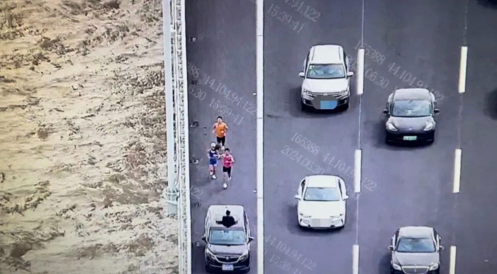 中山交警多布多张监控照片，显示有人为打卡而在应急车道上跑步。（中山日报)
