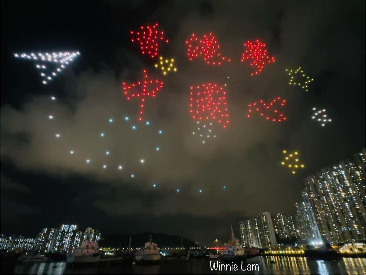 在6月30日晚的预演彩排中，无人机在夜空中砌出不同图案及字样，包括砌出「香港梦、中国心」。（读者winnie lam提供）