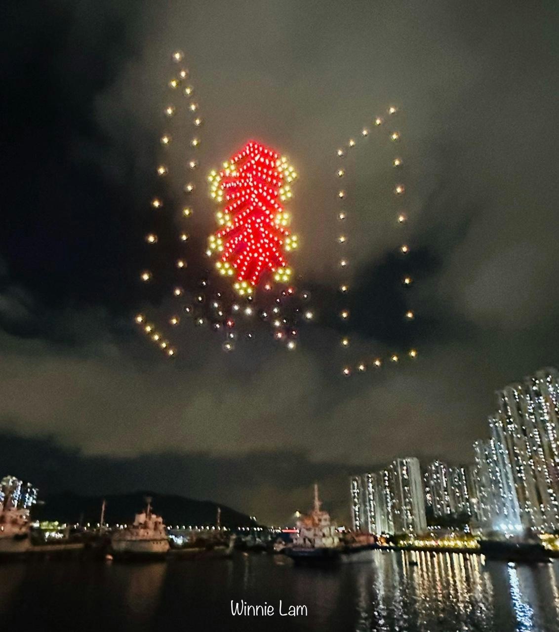 在6月30日晚的预演彩排中，无人机在夜空中砌出烧炮竹图案。（读者winnie lam提供）
