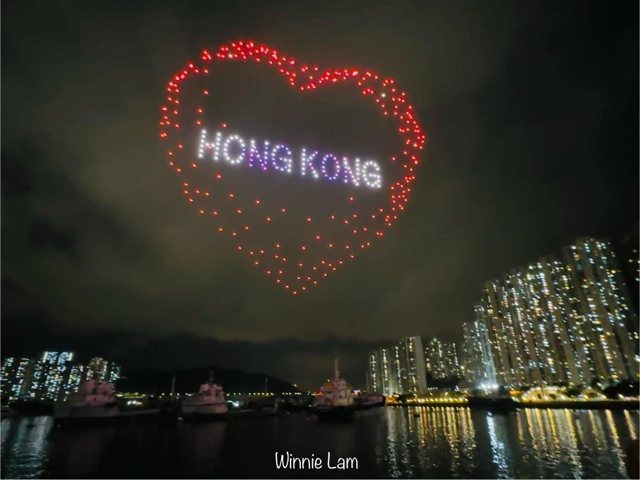 在6月30日晚的预演彩排中，无人机在夜空中砌出我爱香港图案及字样。（读者winnie lam提供）