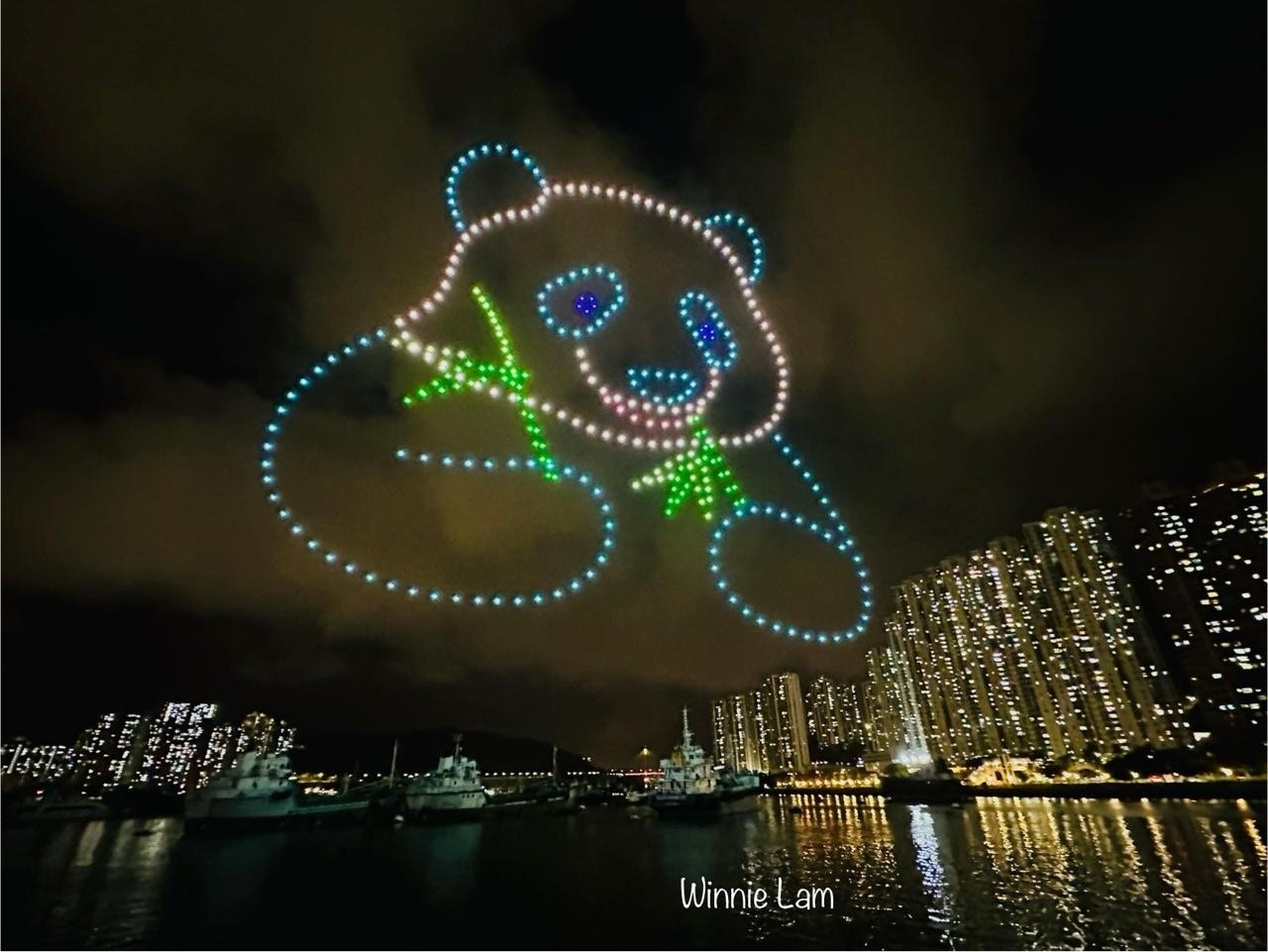 在6月30日晚的预演彩排中，无人机在夜空中砌出熊猫图案。（读者winnie lam提供）