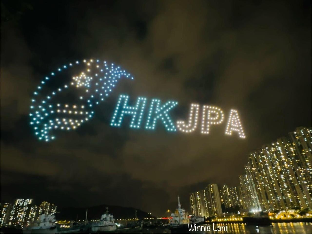 在6月30日晚的预演彩排中，无人机在夜空中砌出香港太平绅士协会标志图案。（读者winnie lam提供）