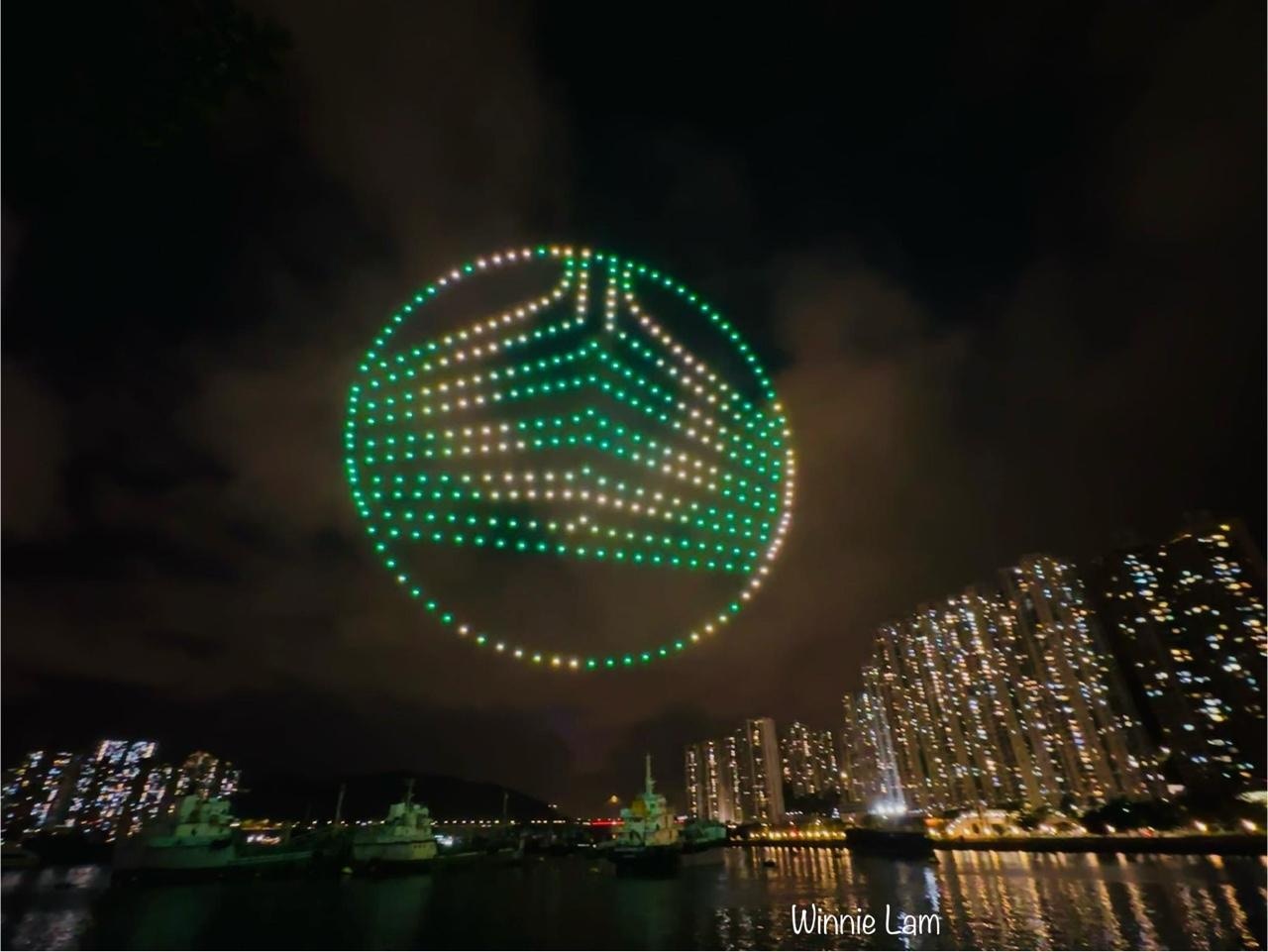 在6月30日晚的预演彩排中，无人机在夜空中砌出荃湾区议会图案。（读者winnie lam提供）
