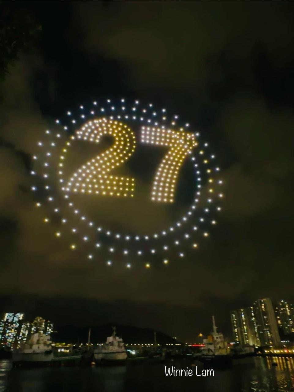 在6月30日晚的预演彩排中，无人机在夜空中砌出回归27周年图案及字样。（读者winnie lam提供）