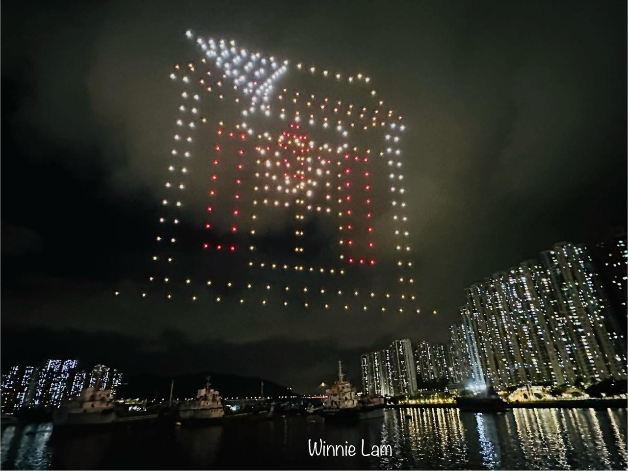 在6月30日晚的预演彩排中，无人机在夜空中砌出「城门」图案。（读者winnie lam提供）