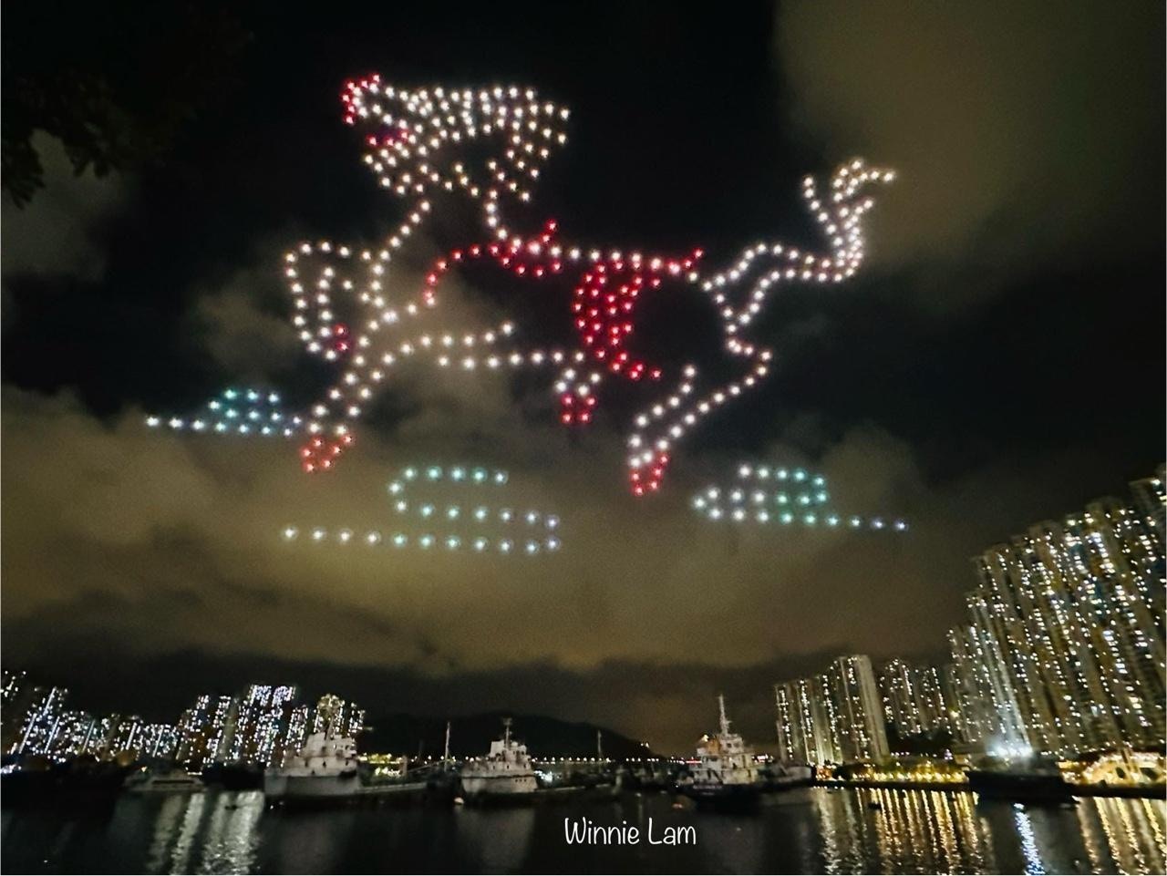 在6月30日晚的预演彩排中，无人机在夜空中砌出麒麟图案。（读者winnie lam提供）