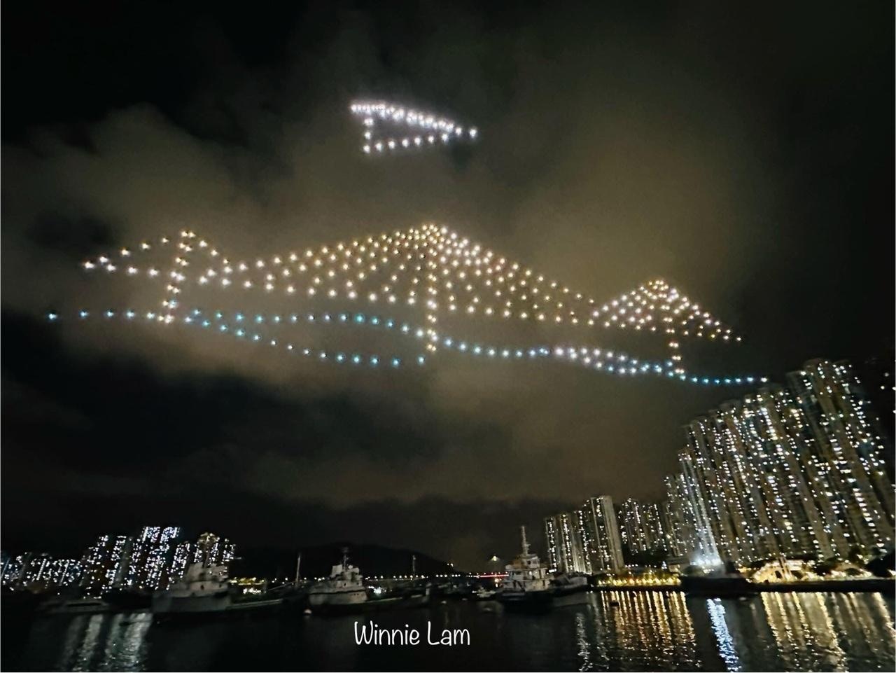 在6月30日晚的预演彩排中，无人机在夜空中砌出青马大桥图案。（读者winnie lam提供）