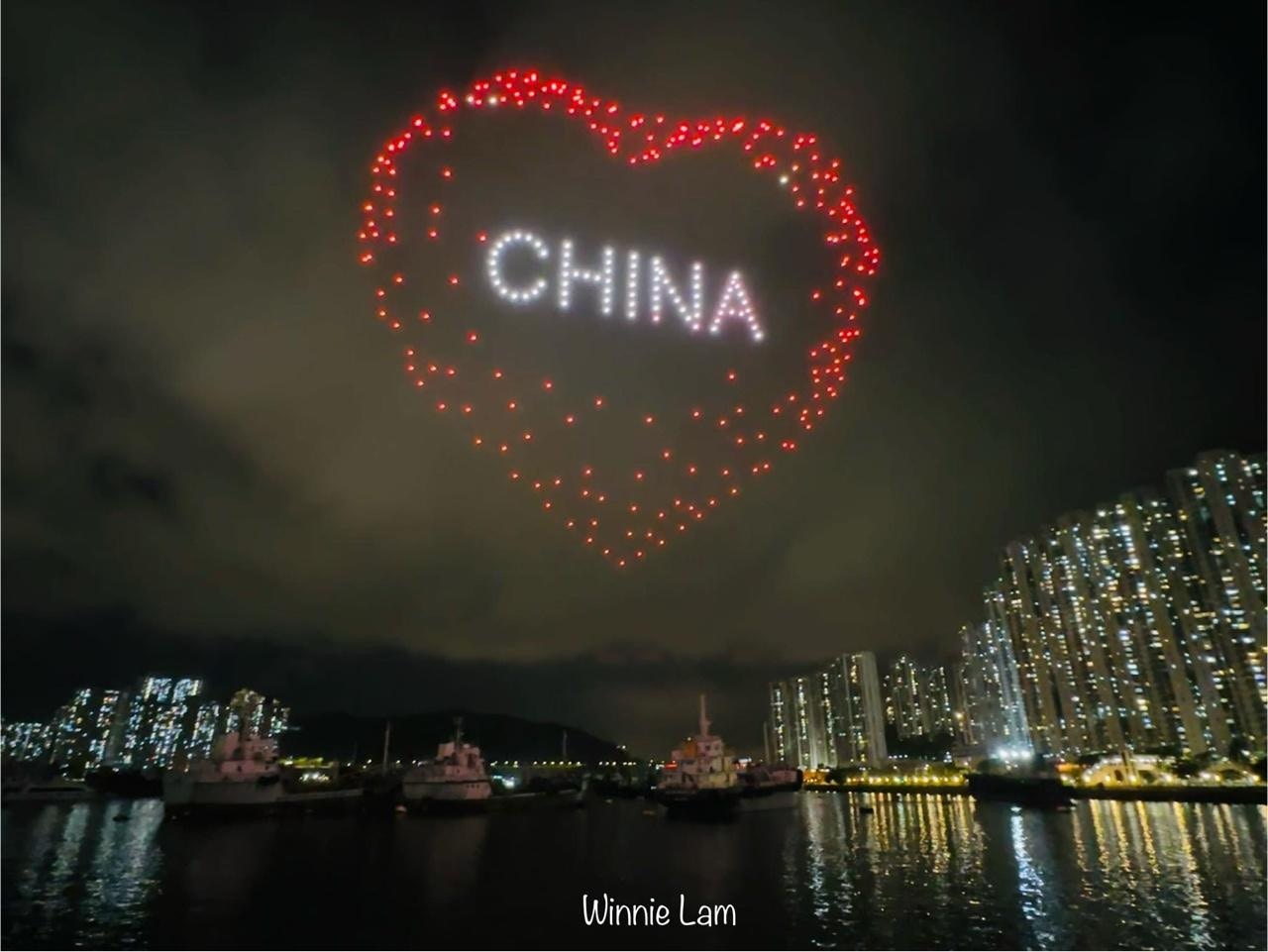 在6月30日晚的预演彩排中，无人机在夜空中砌出我爱中国图案及字样。（读者winnie lam提供）