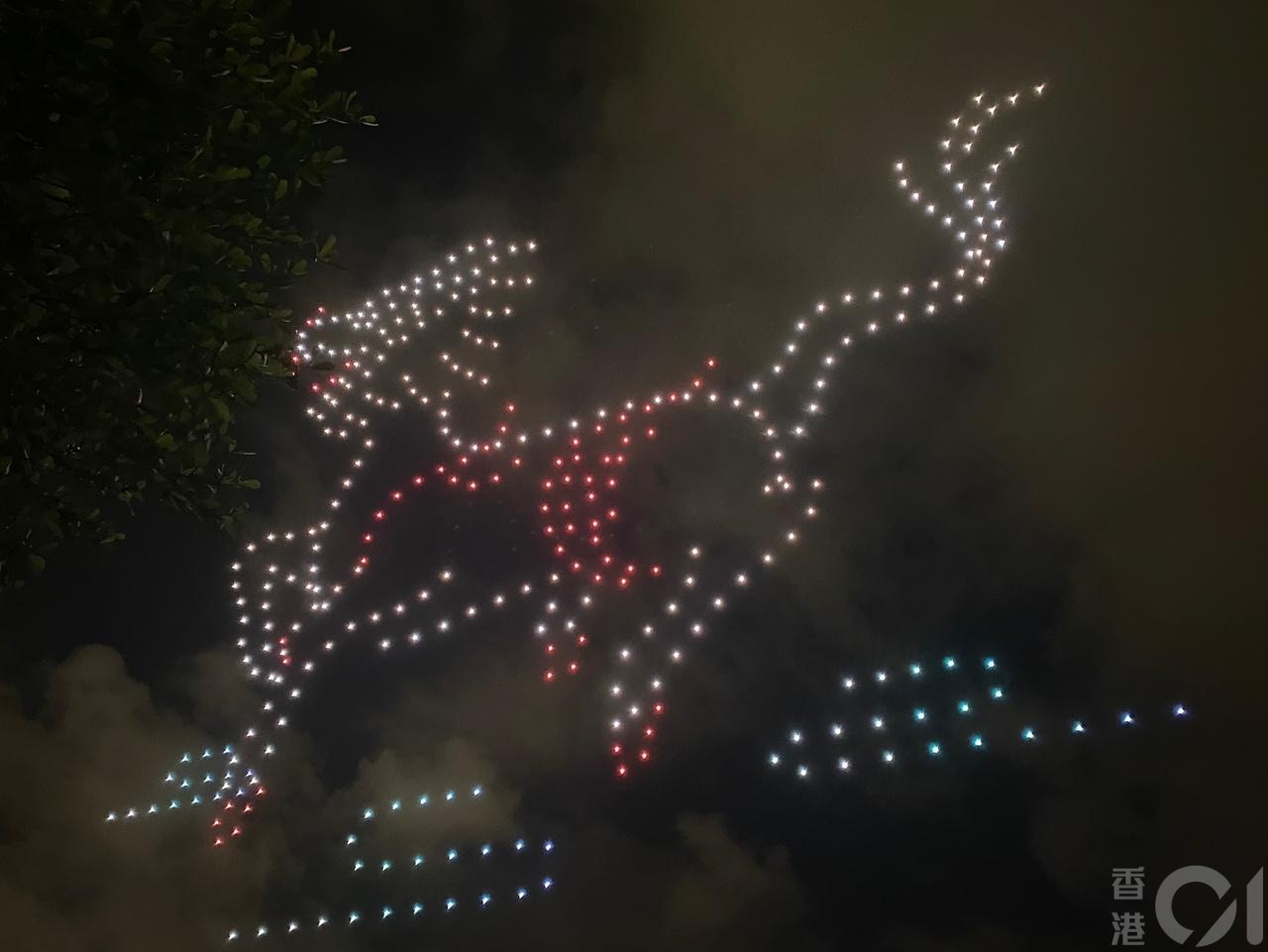 荃湾各界庆祝回归委员会于7月1日晚上8时50分上映「无人机汇演贺回归」，砌出不同图案。（余月明摄）
