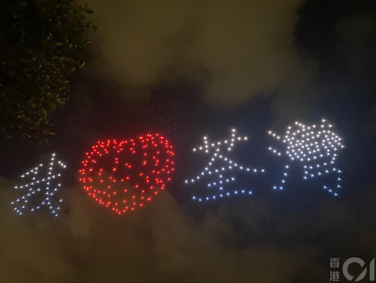 荃湾各界庆祝回归委员会于7月1日晚上8时50分上映「无人机汇演贺回归」，砌出不同图案。（余月明摄）