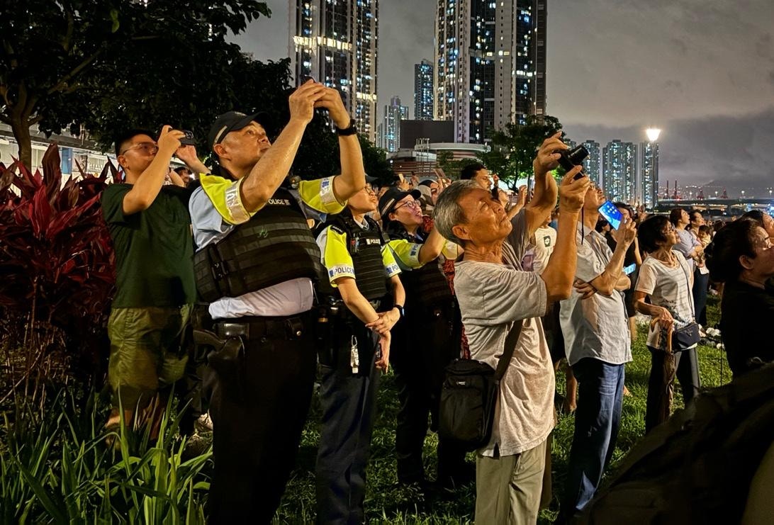 荃湾各界庆祝回归委员会于7月1日晚上8时50分上映「无人机汇演贺回归」，大批居民海旁观看拍摄。（吴美松摄）